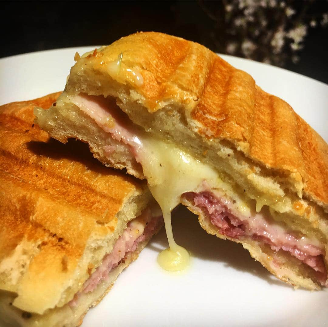 小堀ケネスさんのインスタグラム写真 - (小堀ケネスInstagram)「Had a little Panini Party to test out new recipes!  昨夜はパニーニパーティ！ 新しいデロンギのパニーニ機をゲットしてパパはハッピー！😆 ずっとパニーニ焼いててパニーニの写真しかないです。😅 #notdrunk #deandeandeli #deandeanpanini #daddycooking #delonghi  #mommy #littledean #happycampers #鬼ママ #ディーンディーン #パニーニ #パーティ  #まいう〜  @mariakamiyama  @delonghi_japan」3月15日 21時02分 - kenkob0903