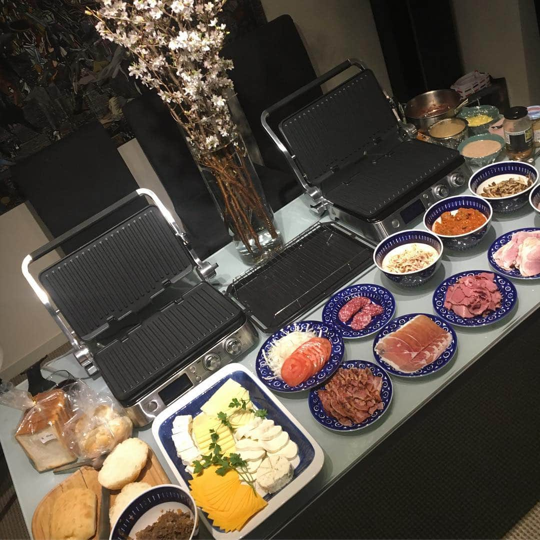 小堀ケネスさんのインスタグラム写真 - (小堀ケネスInstagram)「Had a little Panini Party to test out new recipes!  昨夜はパニーニパーティ！ 新しいデロンギのパニーニ機をゲットしてパパはハッピー！😆 ずっとパニーニ焼いててパニーニの写真しかないです。😅 #notdrunk #deandeandeli #deandeanpanini #daddycooking #delonghi  #mommy #littledean #happycampers #鬼ママ #ディーンディーン #パニーニ #パーティ  #まいう〜  @mariakamiyama  @delonghi_japan」3月15日 21時02分 - kenkob0903