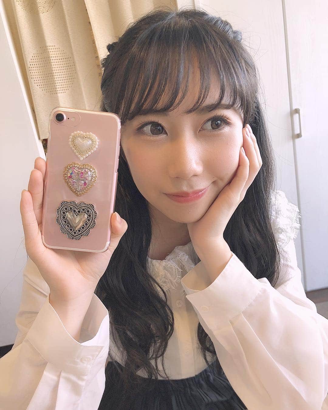 上野遥さんのインスタグラム写真 - (上野遥Instagram)「メイクしていただいた日💄 ・ ・ ・ そして3枚も見せびらかしているのは 愛用している携帯ケース、 初めて自分でオーダーをして作っていただいたのです！  世界に１つ。☝🏻❤︎ #メイク #携帯ケース #世界に１つ #撮影の合間に #しのっちと #ランチ #行ったんです」3月15日 21時09分 - harutan.pink