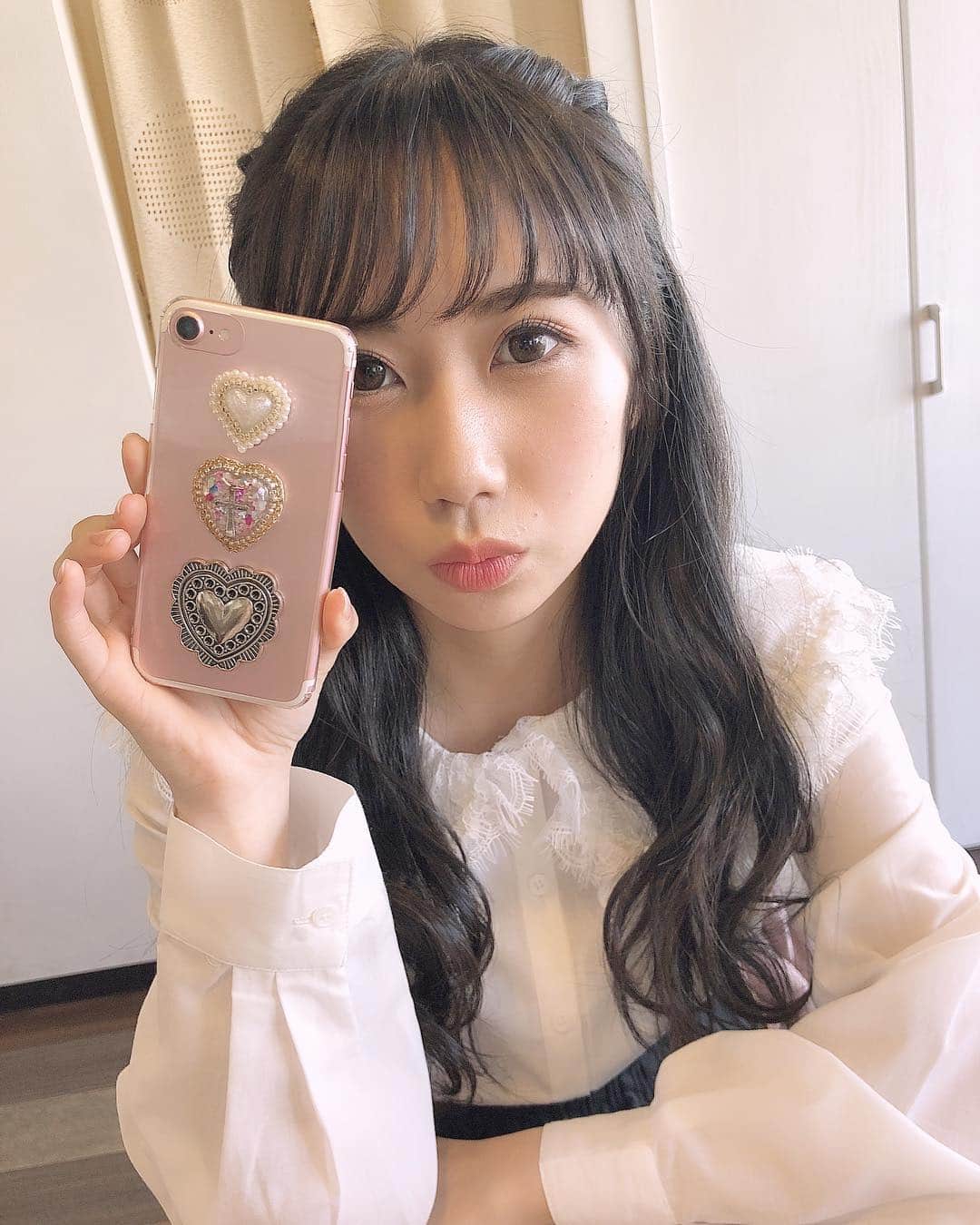 上野遥さんのインスタグラム写真 - (上野遥Instagram)「メイクしていただいた日💄 ・ ・ ・ そして3枚も見せびらかしているのは 愛用している携帯ケース、 初めて自分でオーダーをして作っていただいたのです！  世界に１つ。☝🏻❤︎ #メイク #携帯ケース #世界に１つ #撮影の合間に #しのっちと #ランチ #行ったんです」3月15日 21時09分 - harutan.pink