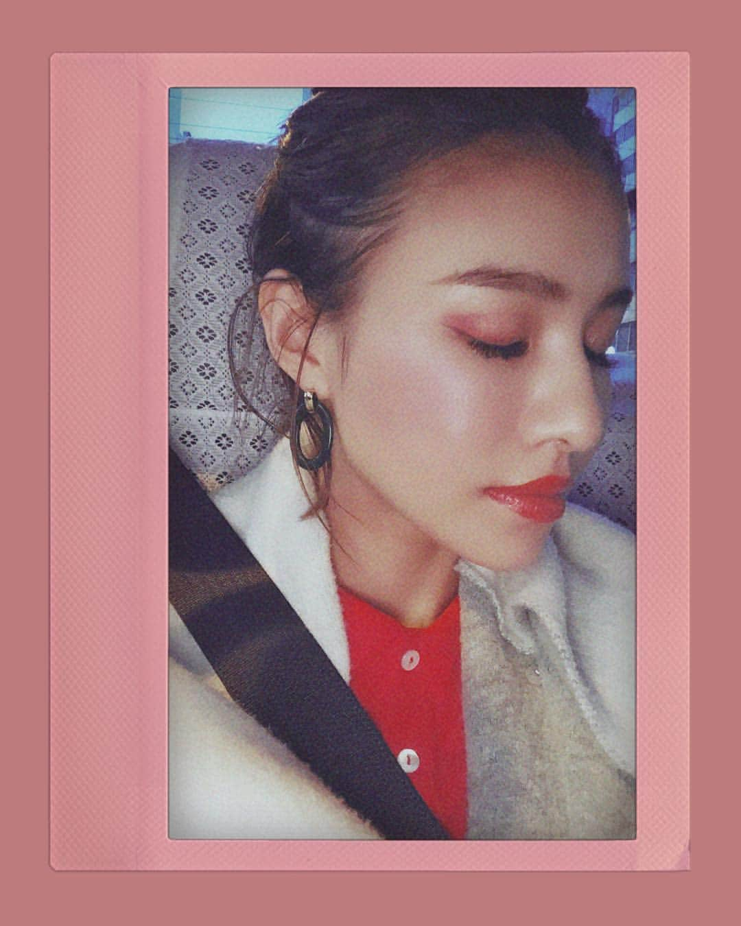 難波サキさんのインスタグラム写真 - (難波サキInstagram)「PINK PINK PINK💘 色んなピンクアイシャドウの塗り方を今週何パターンか試したけどオーバーに濃い色をのせてグラデにしてみたらいい感じにできた👐🏻 #diormakeup を使ったよ✨ #春メイク #ピンクメイク」3月16日 7時59分 - sakinanba