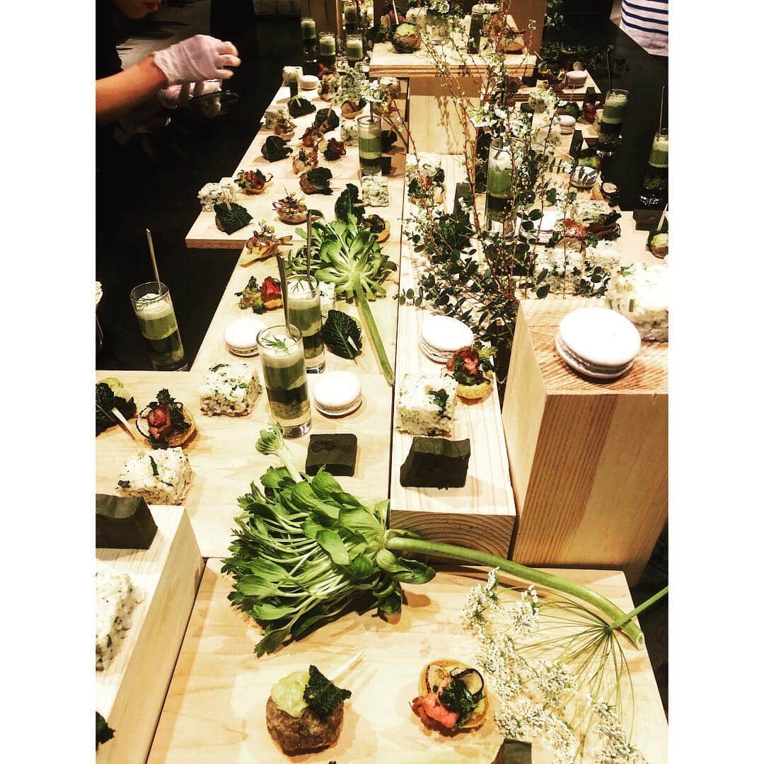 山本千織さんのインスタグラム写真 - (山本千織Instagram)「昨夜。 BLOOM & BRANCH AOYAMA 5周年パーティーのケータリング。 5周年に因んで１つの料理に５種の春の食材を組み合わせたパーティーフード。おめでとうございます。」3月16日 7時59分 - chiobenfc