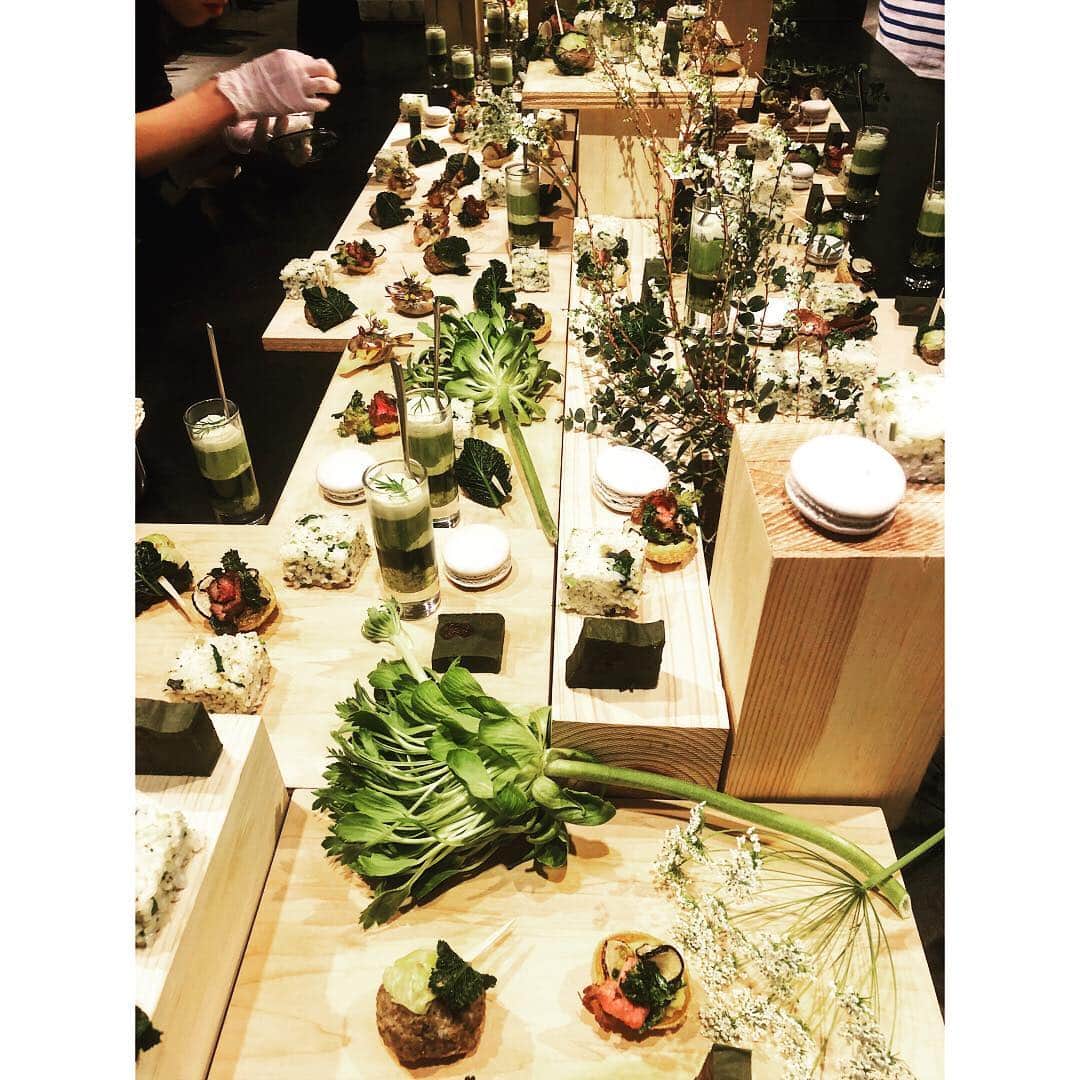 のインスタグラム：「昨夜。 BLOOM & BRANCH AOYAMA 5周年パーティーのケータリング。 5周年に因んで１つの料理に５種の春の食材を組み合わせたパーティーフード。おめでとうございます。」