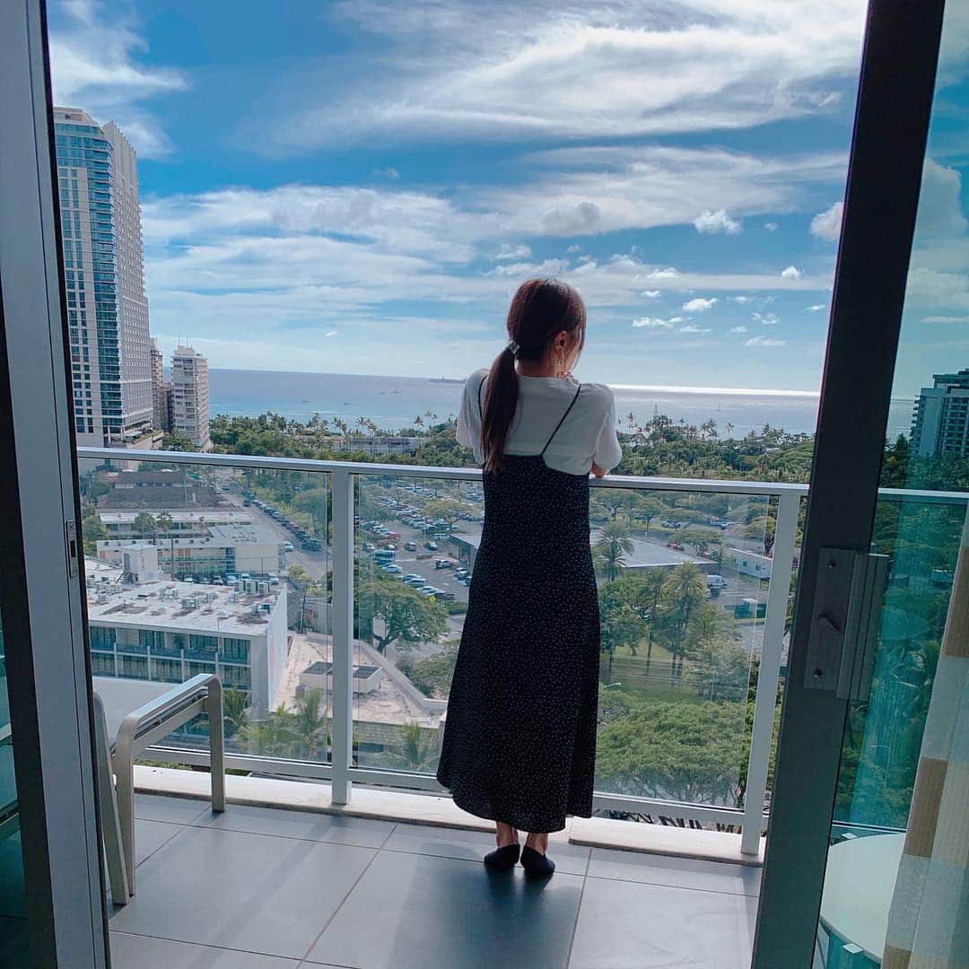 のインスタグラム：「ハネムーン Day 1 🌺🌈 . 着いてから 私の行きたかった場所に 付いてきてもらって🚗♡ . Lunchは チーズケーキファクトリーで🍴 . その後はビーチ行ったり 散歩したりアサイー食べて エステ💆‍♀️行って ゆっくりしました♥️ . 大好きなpokebowl テイクアウト🤞 ＿＿＿＿＿＿＿＿＿＿＿＿＿＿ #ハネムーン #ハワイ #honeymoon  #hawaii  #waikiki  #day1」