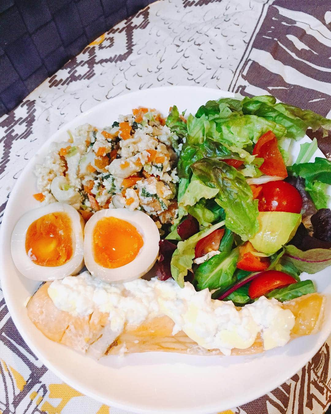 佐山万里菜さんのインスタグラム写真 - (佐山万里菜Instagram)「🍽シェフ佐山🍽 ・いつだかのワンプレートご飯 →シャケ&カッテージチーズ、サラダ、味たま、食トレメニュー、スープ。 , . シャケは、魚で1番大好きな😍 カッテージチーズも好きっ！！ 好き好きコンビです✨ ＊シャケ → タンパク質も多くビタミンA,B群,C,D,E群を含有、魚の持つ栄養素の特長であるDHAとEPAも豊富で、体内では生成できない亜鉛とセレンまで含有している食材1つの食品で多くの栄養素が摂れるんです！ 素敵✨ カッテージチーズ乗せて、パン焼くオーブンで焼いて完成✨ . . 食トレメニューがうまいっ😋 ヘルシーでバランスもいい💯 特別な材料、調味料使ってないしこれ作る為にこの調味料買ってとかもなくい💯 ご飯がわりにもいー感じだし、 ご飯にもあうー✨ 夜に、茶碗一杯ご飯食べてる人は茶碗半分にして半分これ食べたらいー感じになると思います🤔 減量中にも食べよー✨ 具材……豆腐、卵白身、鶏むね肉、にんじん、しいたけ、小松菜…余ってたちくわ。 ㊙️食トレ、最高なメニューありがとうございます😊 . . いつもかっこいいなぁーと感じるのは…… 「やるかやらないかはあなた次第。 私がすごいわけじゃないの…勝つその瞬間まで全てにおいて勝つ準備をしてきたのはあなた。その勝つ準備の中に私が少しでも協力できたら嬉しいな！」 って常に「私が」とか「私の」とかじゃなくて……「あなた」なんだよなぁー✨ 最高にかっこいいしリスペクト出来る✨ . #佐山ご飯 で自分のご飯が見れますので是非！！ 🍴アスリートのリアルなアスリート飯🍴  #笑顔 #オシャレ #写真#海好き #アスリート#筋肉 #腹筋 #トレーニング #減量#ダイエット#カメラマン募集 #幸せ #感謝 #ライフスタイル #うまい #アスリート飯 #減量食 #ダイエットメニュー  #料理 #簡単 #自炊 #節約 #勝利飯 #ダイエットメニュー #食事 #いいね #食トレ#ヘルシーメニュー  #カフェ風ごはん #ワンプレートごはん」3月16日 7時55分 - sayama.19