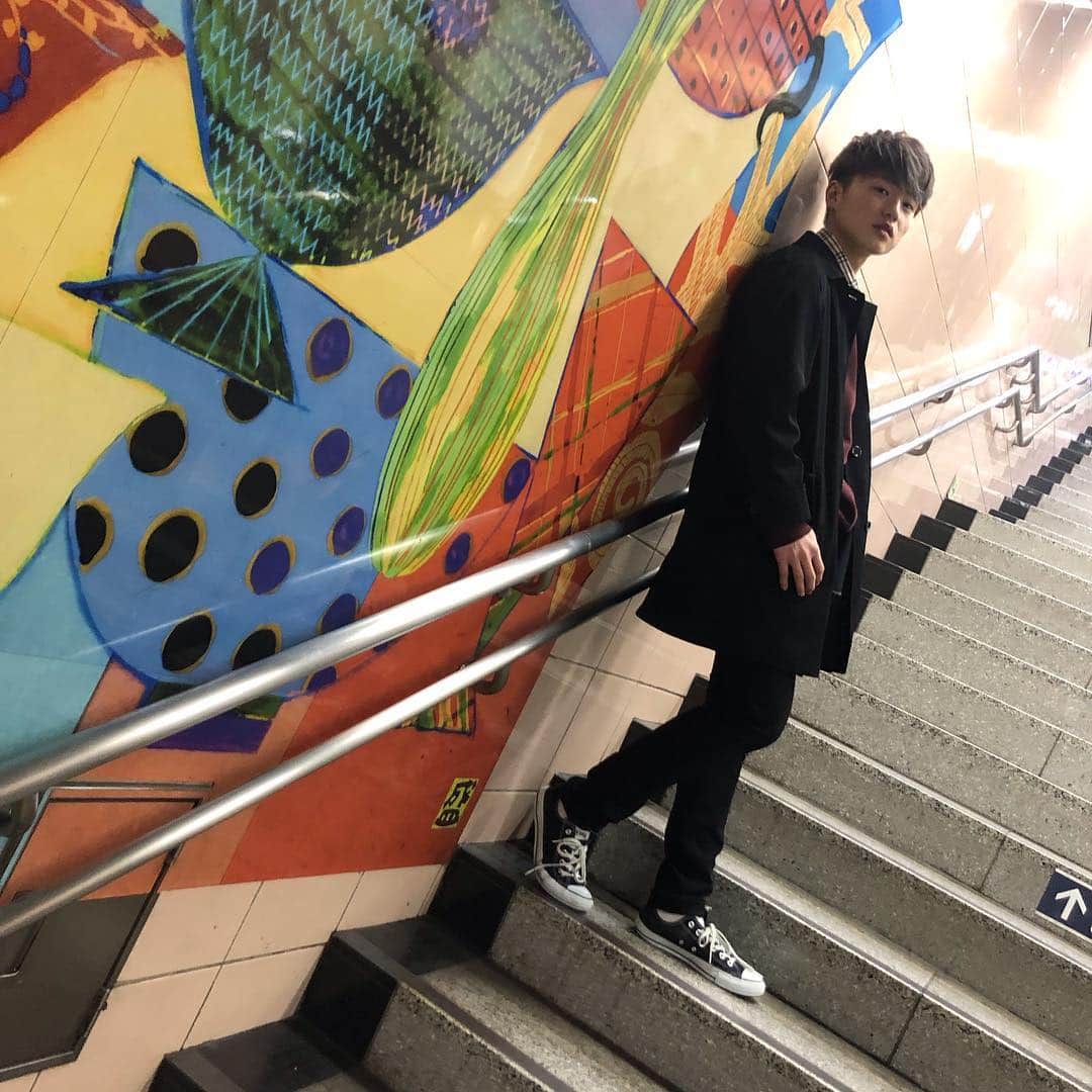 のインスタグラム：「. みなさんのいいね！で決まる、東京B×artの 推し生徒総選挙🔥🔥🔥🔥 みなさんの一票が応援になります！！ 気になる学生に、どんどんいいね！お願いします🤣 . 第3弾はファッションコーディネート紹介！ 美容学生はオシャレも大好き🤣 . 素敵な春のコーディネートの先輩たちですね！ . #東京ビューティーアート #オープンキャンパス #美容師 #ヘアメイク #エステ #メイク #ネイル #モデル #アイリスト #マツエク #美容学校 #トータルビューティー #JNA #認定校 #ヘアアレンジ #かわいい #おしゃれ  #ヘアスタイル #ビューティー #アート #コーディネート #おしゃれ好きと繋がりたい #美容好きな人と繋がりたい #ファッション好きとつながりたい #春コーデ #古着 #きれいめコーデ  #コンバース #メンズファッション」
