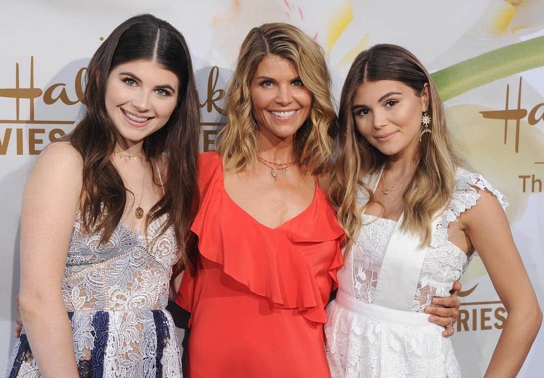 E! Onlineさんのインスタグラム写真 - (E! OnlineInstagram)「In wake of the college bribery scandal, Lori Loughlin and her family are living a "terrible nightmare." Link in bio for what they are doing now that their friends are distancing themselves. (📷: Getty Images)」3月16日 6時30分 - enews