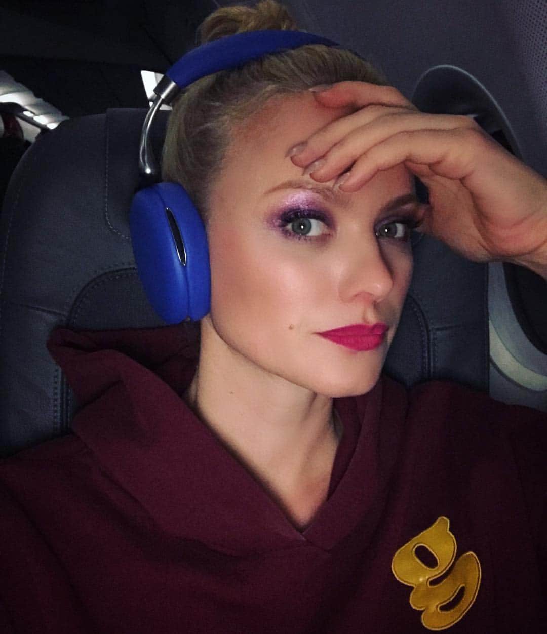 フランツィスカ・クヌッペさんのインスタグラム写真 - (フランツィスカ・クヌッペInstagram)「There is a Love & Hate relationship with me and flying ❤️💋✈️😆 Most of the times it’s ok , but on some days like tonight 😕 ... storm during the start in Munich and a really stormy bumpy shaky landing in Berlin . Music 🎶 and wine 🍷 helps me a little bit. Thanks to a great @lufthansa LH2052 crew for the great service and the safe landing. Do you like flying? And what helps you against fear of flying?  Have a great night. #lovemyjob #enjoylife #everysecond」3月16日 6時35分 - franziskaknuppe