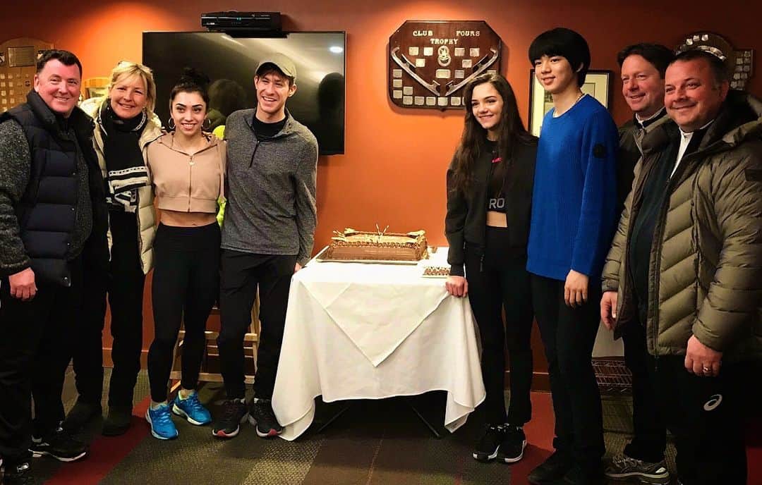 のインスタグラム：「‪🇨🇦 5 Countries 🇺🇸‬ ‪🇯🇵 4 Coaches 🇰🇷‬ ‪🇺🇸 3 Men 🇯🇵‬ ‪🇷🇺 2 Women 🇨🇦‬ ‪✨ 1 TEAM! ✨‬ 🔥 2019 World Championships... ‬ ‪HERE WE COME! 🔥‬ トロントで最後のれんしゅう！チームクリケットは世界大会に行きます！✈️🇯🇵👊 @jmedvedevaj @gabby_daleman #JunHwanCha #YuzuruHanyu ‬」