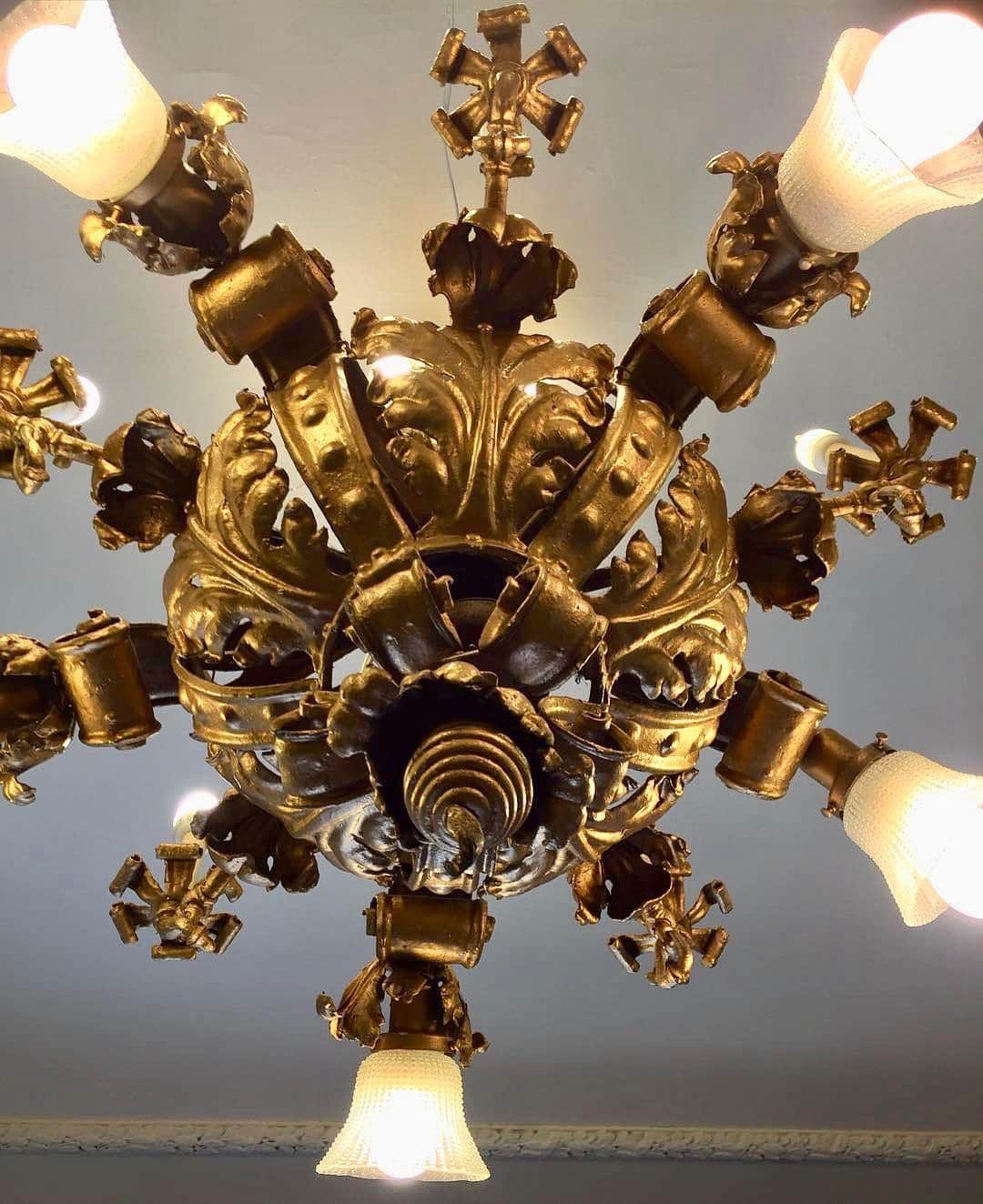 C.O. Bigelowさんのインスタグラム写真 - (C.O. BigelowInstagram)「Fixtures in our community since 1902, our brass chandeliers had their gas valves shut off circa 1984, after powering us through 2 of the biggest blackouts in NYC history! ⬛ ⠀⠀⠀⠀⠀⠀⠀⠀⠀ | 📷 @retaildetails」3月16日 6時53分 - cobigelow