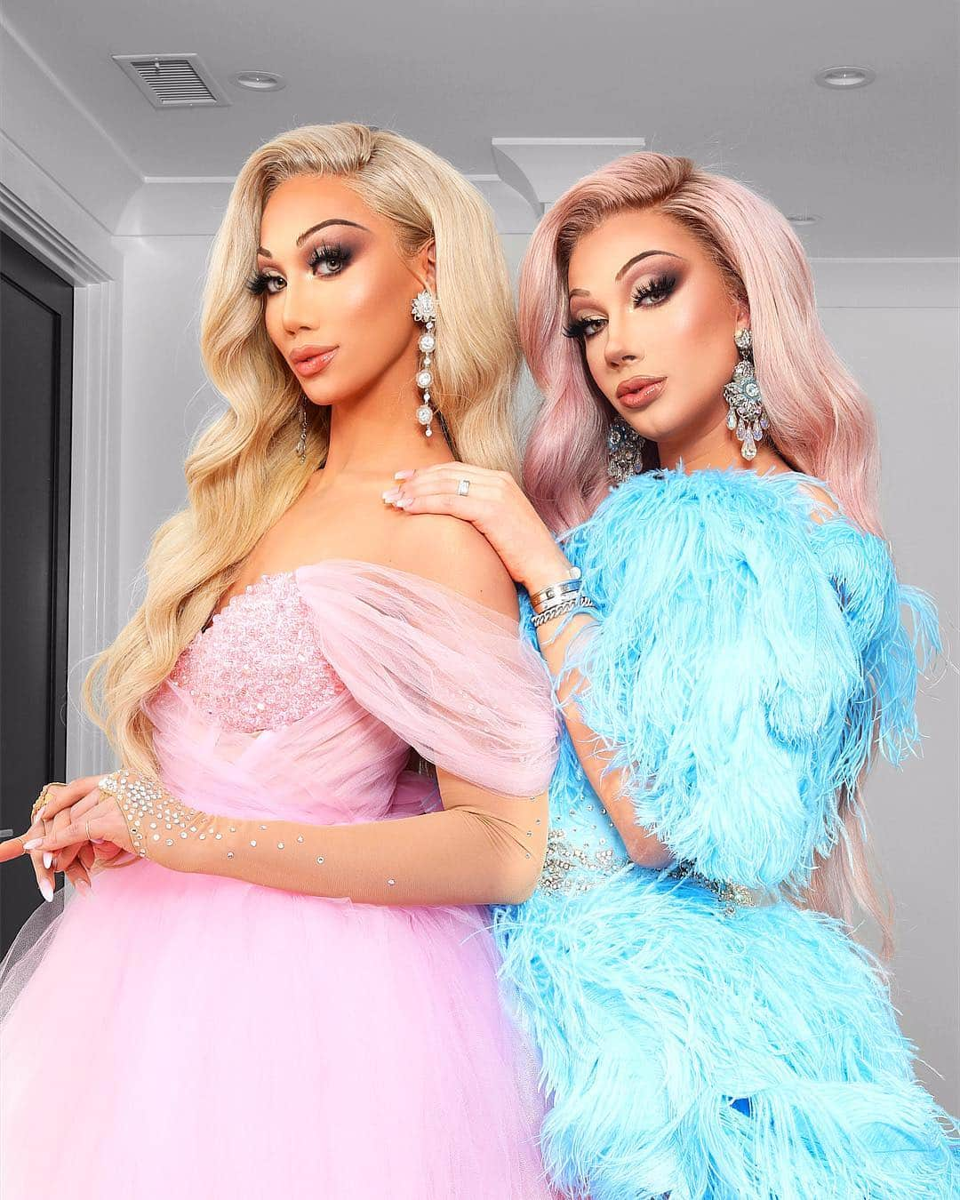 ジェームス・チャールズさんのインスタグラム写真 - (ジェームス・チャールズInstagram)「DIAMOND TIARA 💎💙 check out my new video with @plastiquetiara where she turns me into a literal goddess 👼🏻」3月16日 6時56分 - jamescharles