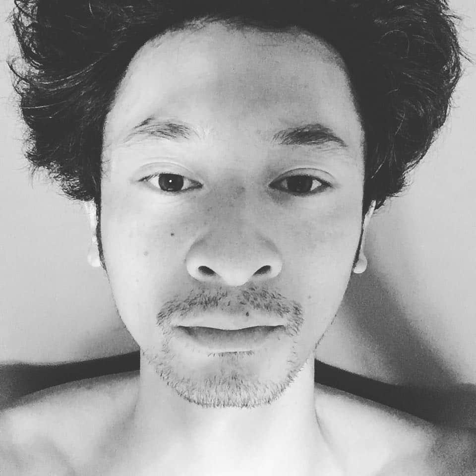 春日潤也さんのインスタグラム写真 - (春日潤也Instagram)「ヨガを始めて🧘‍♂️ 8ヶ月 なんだかあっという間に過ぎた。 生活の一部に根付きつつあるヨガ。 @ymcmedical で、 @gosatoo からの言葉を振り返りながら 日々の朝ヨガを楽しんでいる。 日々違う自分の身体と心を受け入れて。 しかし顔パンパンですね。昨日晩御飯がいつもより遅かったからでしょうか？？ 日々の生活の中の変化に敏感に気づくようになったのもヨガのお陰かと。 感謝、感謝。 さて朝ごはんを作りますか🍚」3月16日 6時57分 - junya_kasuga