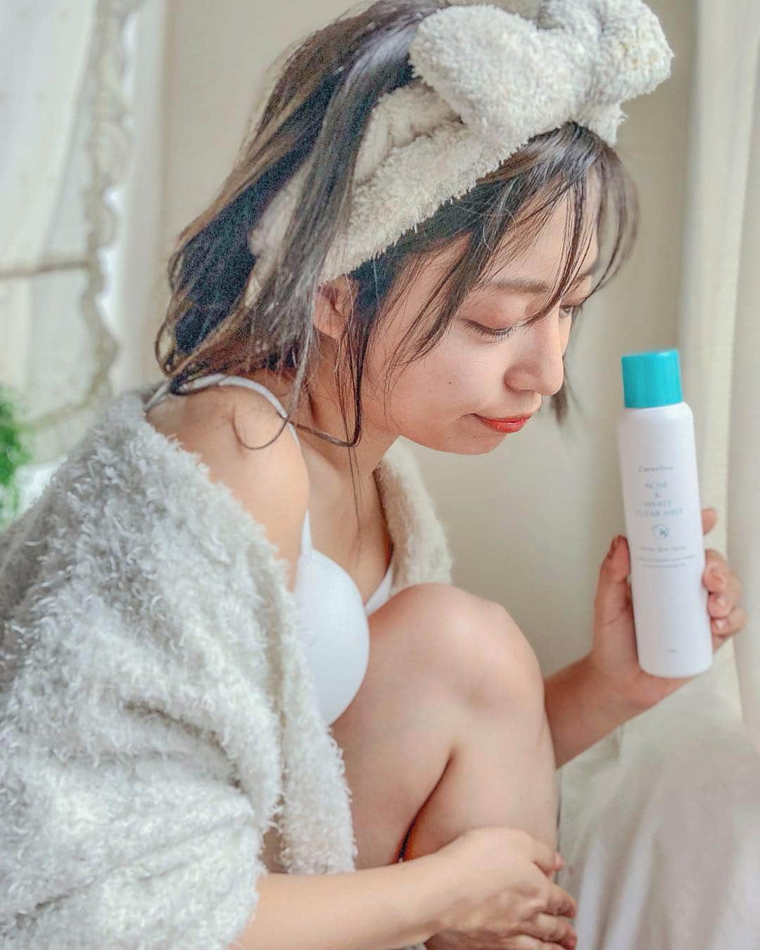 和希詩織さんのインスタグラム写真 - (和希詩織Instagram)「☀️💄#beauty #whitening #skincare #bodycare . . 最近のスキンケア事情🙆‍♀️ 季節の変わり目に備えて全身ニキビケアと美白ケア始めたよ🥰 . . ミストタイプになってる 「アクネ＆ホワイトクリアミスト」 は背中にもばっちり保湿👌 . . 朝から炭酸ミストが心地よい😋 もちもちベタつかなくてドストライク🙆‍♀️ . . #アラサー の和希の周辺のアラサー友達も最近結局肌がキレイが1番大事だよねって結論🤝 コスメも大事だけどナチュラルメイク💄に対応できる肌作り大事🙆‍♀️💖 . . ちなみに肌がキレイな子はモテるよね？ってガールズトークもしてたよw . . 美白ケア今年もっと頑張りたいから みんな一緒にがんばろ🙌 . . . . . . #アクネアンドホワイトクリアミスト#ニキビケア #美白ケア #スキンケア #炭酸ミスト #時短ケア#キュアヴィヴィ_PR#ガールズトーク#美肌ケア #全身#可愛いは作れる #可愛いは正義#パジャマ#部屋着」3月16日 7時01分 - kazukishiori