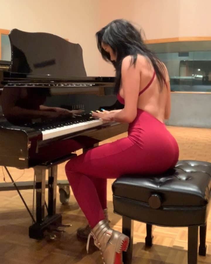 Brittany Rennerのインスタグラム：「Heavy on it 🦄」