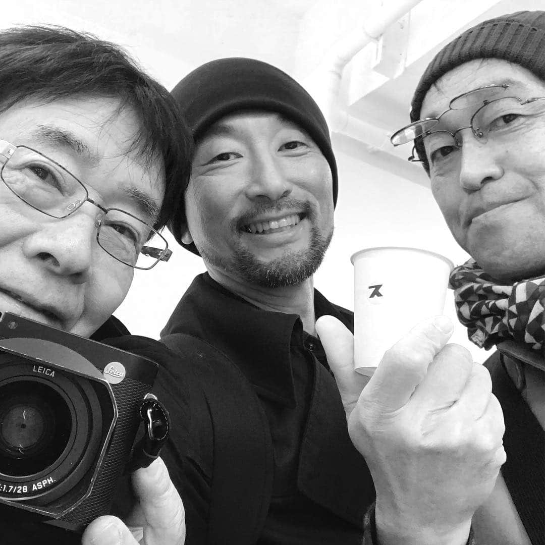 藤代冥砂さんのインスタグラム写真 - (藤代冥砂Instagram)「写真家の方々と。こんな面々と一夜に遭遇することはもう無いだろうな。楽しいひと時だった。写真4枚。 若木信吾さん、野村恵子さん、中藤敦彦さん、ハービー山口さん、尾仲浩二さん、金村修さん(写真掲載順) SUPER LABO TOKYO 開店 and 若木信吾写真展オープニングパーティーにて。 神田猿楽町。母校明治大学の近くに久しぶりに行った夜でもあった。  #superlabotokyo #若木信吾 #野村恵子 #中藤敦彦 #ハービー山口 #尾仲浩二 #金村修 #明治大学 #神田猿楽町」3月16日 7時12分 - meisafujishiro