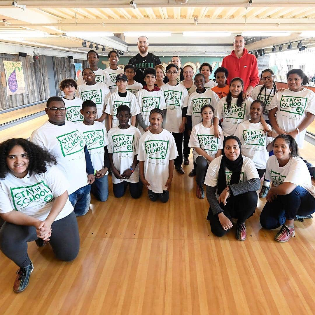 ボストン・セルティックスさんのインスタグラム写真 - (ボストン・セルティックスInstagram)「Hanging out at the local alley with students from the Horace and Jackson Mann Schools who had perfect attendance last month in the @arbellains Stay in School program. 🎳 #CelticsAssist」3月16日 7時13分 - celtics