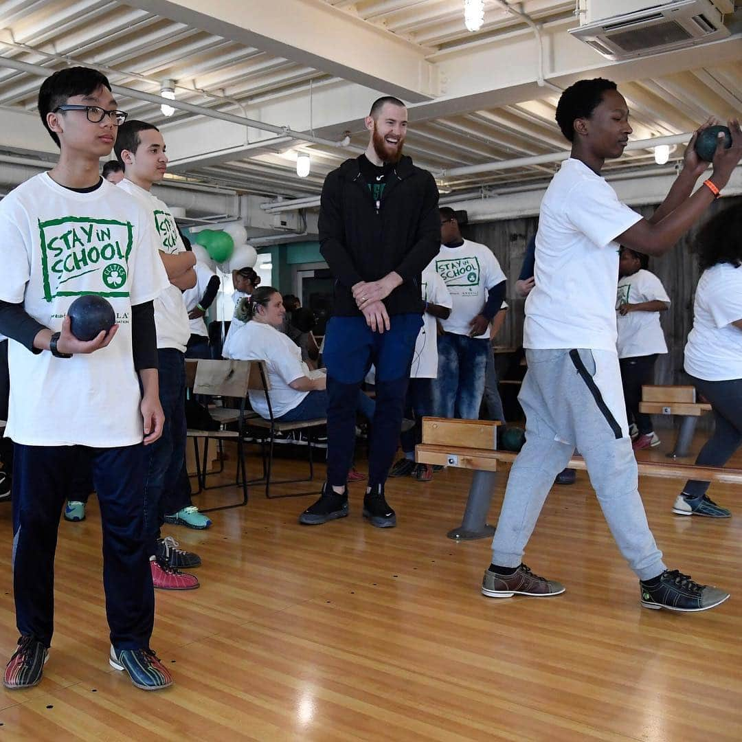 ボストン・セルティックスさんのインスタグラム写真 - (ボストン・セルティックスInstagram)「Hanging out at the local alley with students from the Horace and Jackson Mann Schools who had perfect attendance last month in the @arbellains Stay in School program. 🎳 #CelticsAssist」3月16日 7時13分 - celtics