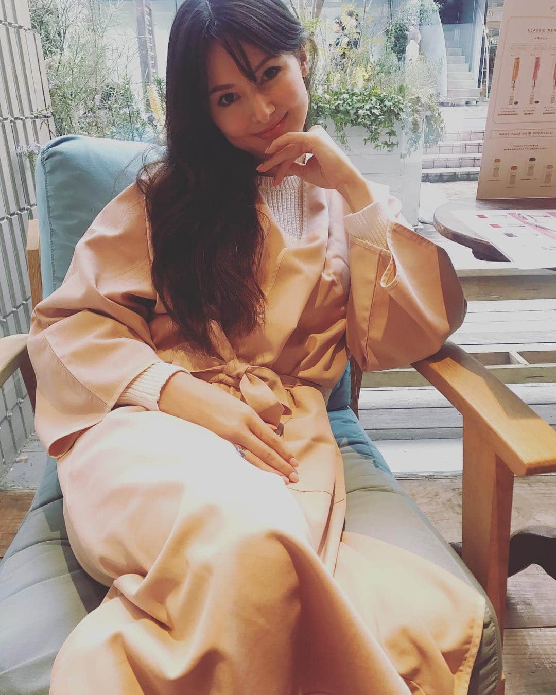 橋本麗香のインスタグラム：「家族の様に迎え入れてくれる 温かなこのお店が大好きです🏠❤️ @kakimotoarms_aoyama_official  おかげ様でロングヘアもうるん潤んです🥺 ．  キミが7ヶ月振りに撮ってくれた写真 画角にマミーを納めてくれて ありがとう🥰🙏🏻 前回は視界で撮ってたけど、 今回は写真の意味が理解出来た様で マミーは嬉しいです。 いっぱいマミーを撮ってね マミーの楽しみが一つ増えましたん🐒💕 ． #キミ目線c #kimimesenc」