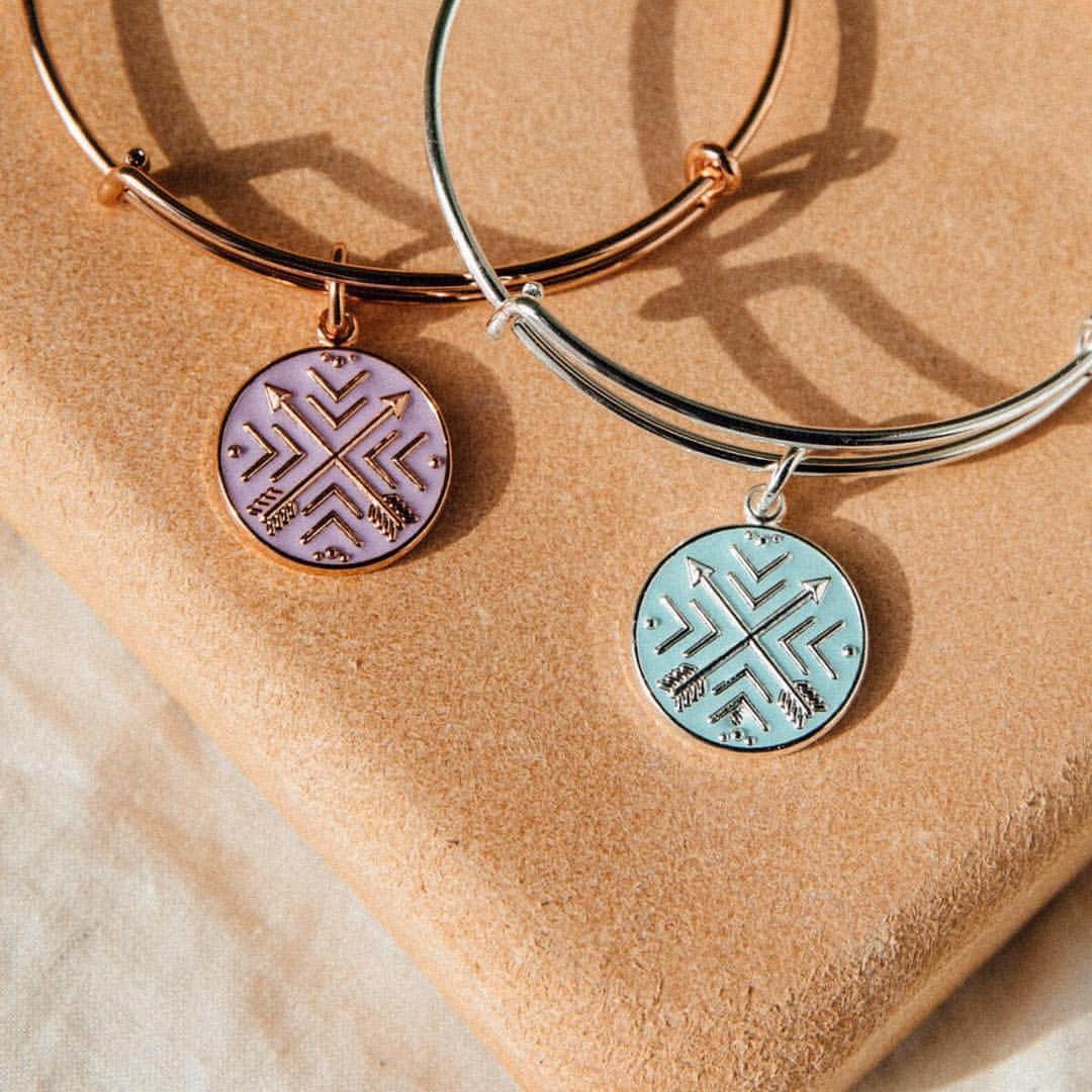 のインスタグラム：「One for your bestie, one for you 💘💘 The best part? 20% of the purchase price* of every charm sold is donated to @bestbuddies. (tap to shop) #CHARITYBYDESIGN」