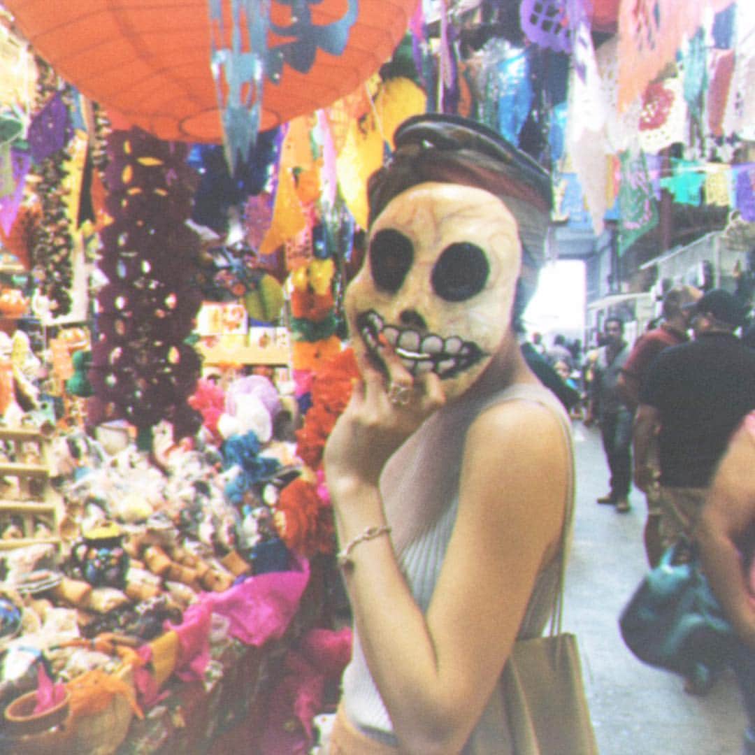 関根祥子さんのインスタグラム写真 - (関根祥子Instagram)「mexicoはどこにいってもHAPPYなガイコツがいるのね〜 💙💀🌼🍊🌵🌹 #ガイコツ #メキシコ#mexico」3月16日 7時31分 - mojonail_shokosekine