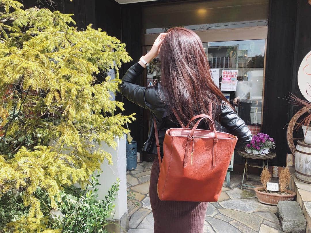 のインスタグラム：「. . 髪色、鞄、スカートの赤系リンクコーデ。 . #フォッシル#fossilstyle#フォッシル心斎橋店#pr#レザージャケット#fashion#ootd . . 🎒/ CAMILLA by #fossil  リュック使いも、大人。 . . さて、今日は @c_madebychika な1日。 10:00〜17:00 大阪南港ATCホール にて、 「第30回 大阪アート&手づくりバザール」 出店しています☺️💕 (ブースNo. T-32) . #ハンドメイドアクセサリー#handmadeaccessory#大阪アートアンドてづくりバザール . 手づくりの雑貨やアクセサリー、そして食べ物(←買いに行きたい)がたーーーっぷりな、ワクワクイベント！ . お出掛けがてら、如何ですか？☺️ 良い一日になりますように。 . #model#モデル#和装モデル#webモデル#関西モデル#手タレ#パーツモデル#作品撮り#フリーランス#福井千佳#chika_fukui#インフルエンサー#美容#style#おしゃれさんと繋がりたい#ヘアカラー#japan#サロモ#handmadeaccessory」