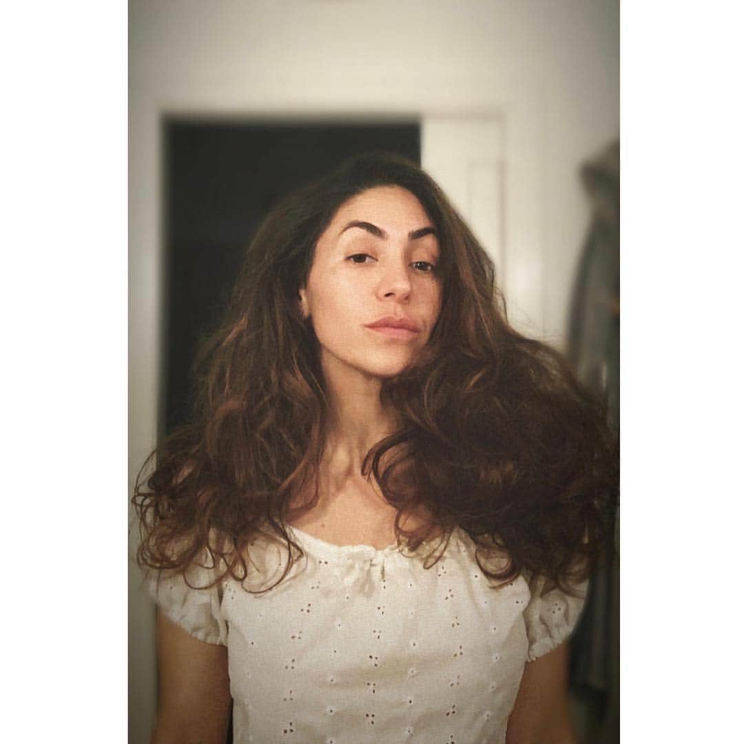 ナタリア・コルドバ・バックリーのインスタグラム：「We like it big, Megs and me.  Natural mane by @mmass5」