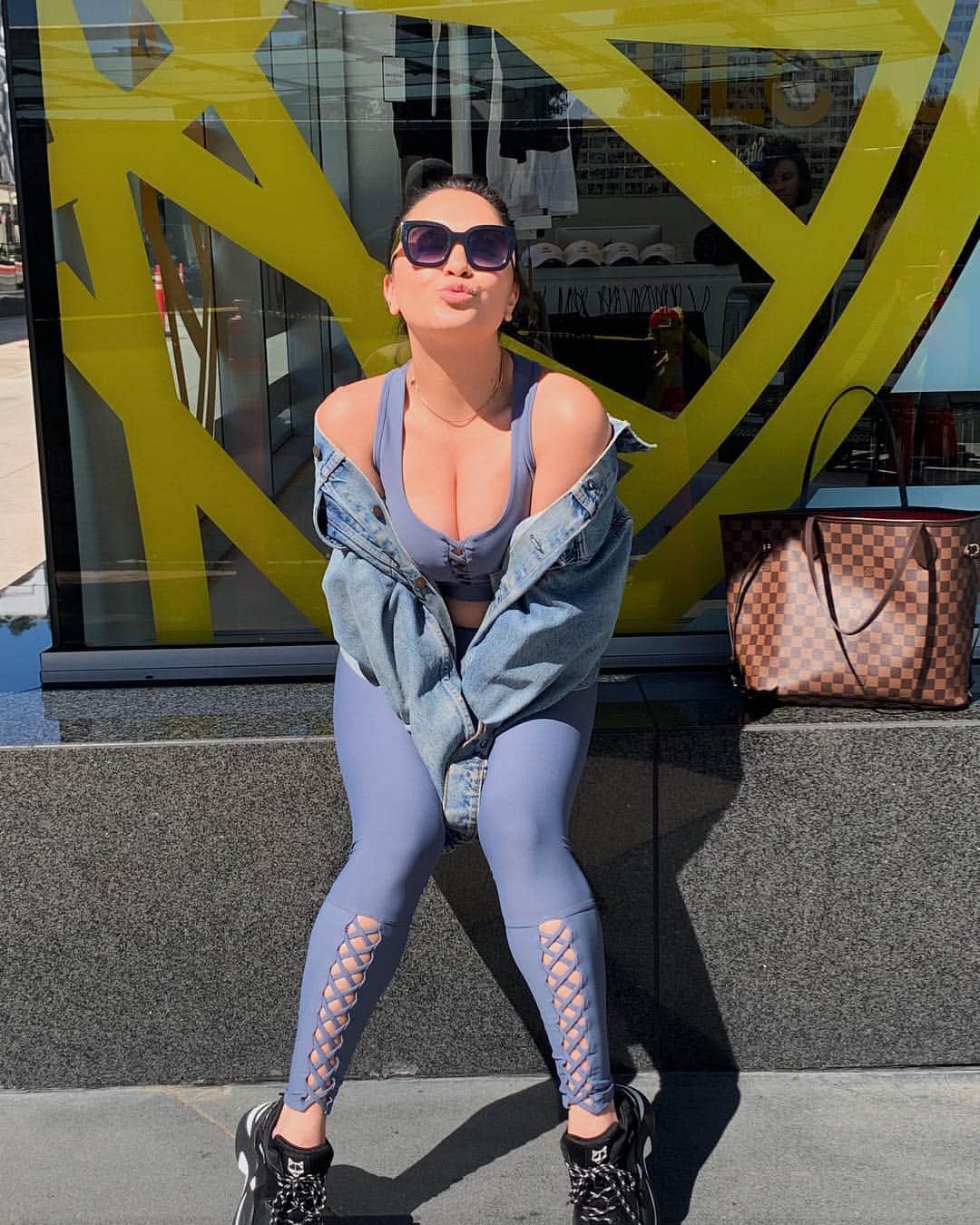 ステラ・ハジェンズのインスタグラム：「this week has been meh but this sun is everythinggg ☀️ started my weekend with @soulcycle 💪🏼 what are you doing this weekend? Xx #soulgifted #wearmysoul」