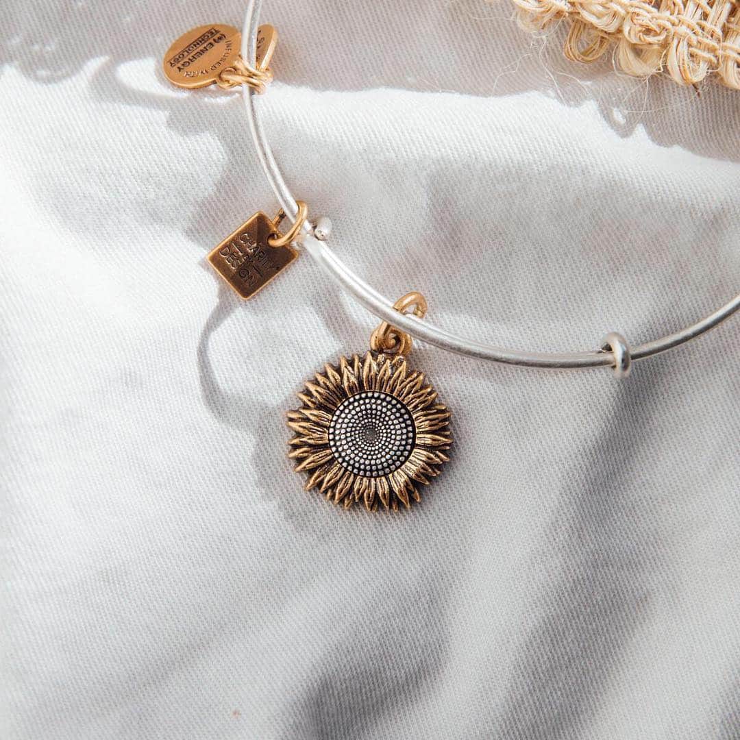 のインスタグラム：「Spread a little sunshine (+ good!) where ever you go. 🌻 Shop the Two Tone Sunflower Charm to support @nature_org 🌎💚 (tap to shop) #CHARITYBYDESIGN」
