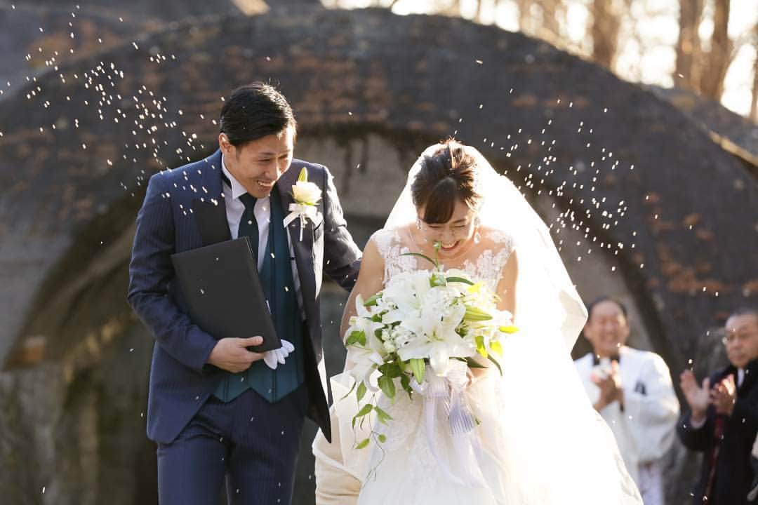 峯岸伽奈のインスタグラム：「. . . . . .  3 month…  もっと結婚式の写真が見たいというリクエストがあるのですが、ウェディングアカウントで結婚式について書いています。ほぼ自己満足ですが、少しでもブレストンコート花嫁さんの役に立てたらと思いレポしています。披露宴についてもこれからのんびり書くので、もし興味がある方がいたら覗いて見てください…  I am posting about my wedding on another account. If you are interseted my wedding photos, check it out!  wedding account  @kt08_dec_wedding ・  #石の教会  #ブレストンコート花嫁 #軽井沢挙式  #卒花嫁  #卒花嫁レポ  #ライスシャワー」