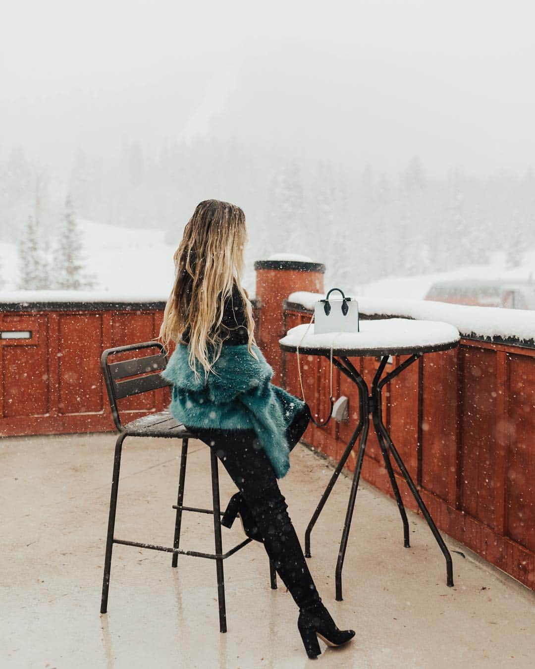 サシャ・カリスのインスタグラム：「Table of snow please! ❄️ 📸 @natthayabeattyphotography . . . #parkcity #utah #snowphotography #ootd #fashionblogger #travelblogger #travelphotography」