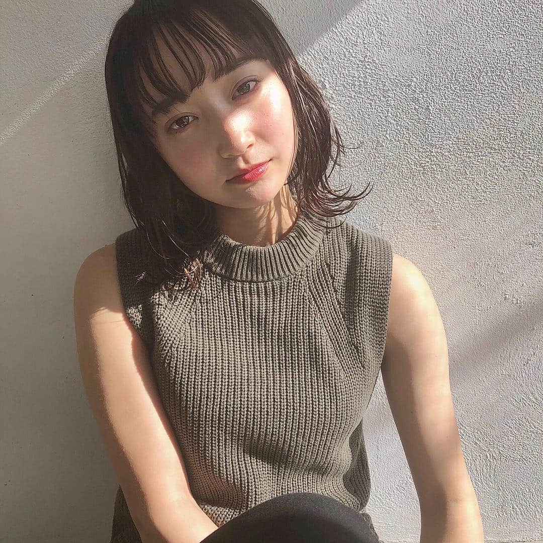 磯俣愛さんのインスタグラム写真 - (磯俣愛Instagram)「日差しが最強 明日はまたメラてゃんと写真会ということです . . . #ノースリーブニット#大人メイク#ツヤ肌メイク」3月15日 22時53分 - ai_isomata