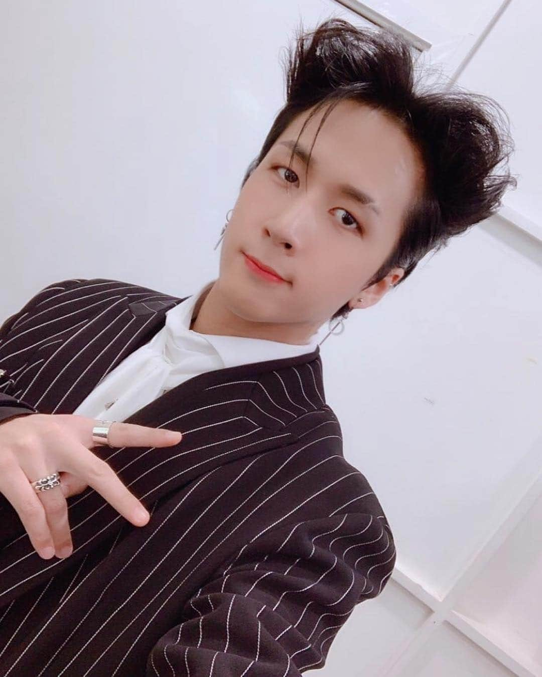 VIXXさんのインスタグラム写真 - (VIXXInstagram)「. [20190315] 뮤직뱅크 라비와 함께한 럭셔리 파티 덕분에 오늘 하루도 행복하게 마무리🌟 . #빅스 #VIXX #라비 #RAVI #김원식 #ROOK_BOOK #TUXEDO」3月15日 22時54分 - vixx_stargram