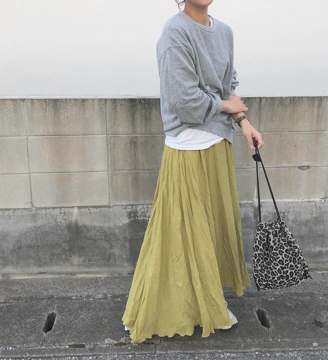 Minamiさんのインスタグラム写真 - (MinamiInstagram)「﻿ ﻿ ﻿ グレーとイエローの組み合わせ。◡̈⃝︎⋆︎*﻿ 脚長効果、期待できちゃう。﻿ @urs_official の、﻿ #スラブボリュームマキシスカート ﻿ 今年はロングスカートの活躍が多いです♡﻿ ﻿ ﻿ #urs_styling﻿ #urs_official﻿ #ユアーズ﻿ #スラブボリュームマキシスカート﻿ ﻿」3月15日 22時55分 - minammii