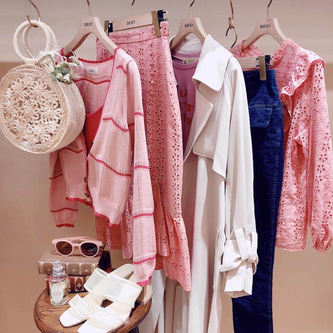 デイシーさんのインスタグラム写真 - (デイシーInstagram)「. DEICYでは可愛い"PINK"のアイテムが たくさん揃っております🎀 お気に入りをみつけてみませんか？☺︎💕 . . . #deicy #mecoutere #deicyshinjuku #lumineshinjuku #pink #white #skirt #blouse #tee #cotton #coordinate #spring #collection #fashion #2019ss #デイシー #ミークチュール #ピンク #ホワイト #ブラウス #カーディガン  #コットン #トレンチコート #ミュール #花柄 #春服 #コーディネート #ファッション #ルミネ」3月15日 22時57分 - deicy_official