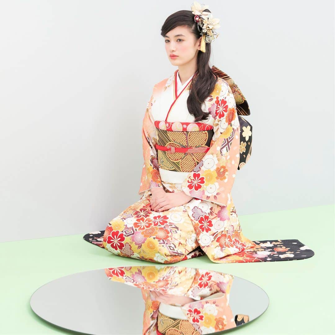 京都きもの友禅【公式】さんのインスタグラム写真 - (京都きもの友禅【公式】Instagram)「一生に一回の成人式。 これしかないって思えるような振袖を探してください。 . そんなお手伝いを京都きもの友禅にさせてください。 . @kimono_yuzenで振袖コーディネートをcheck♪ ・ #京都きもの友禅 #ハタチは一生もの #振袖 #furisode #振袖レンタル #成人式振袖 #はたち #ハタチ #成人式  #成人式前撮り #振袖前撮り #振袖コーディネート #振袖コーデ #振袖ヘアメイク #成人式髪型 #キモノ#kimono #着物好き #ふりそでーしょん #振袖ヘアメイク #白色振袖 #クラシック  #インスタ映え #フォトジェニック #八木莉可子」3月15日 23時01分 - kimono_yuzen