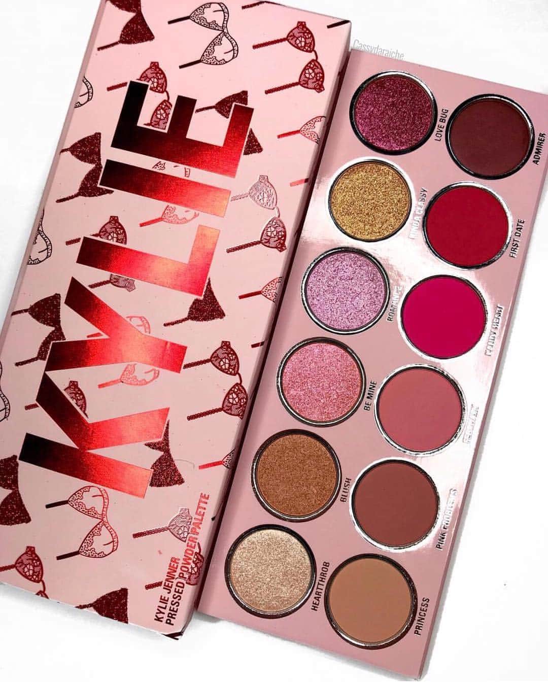 Kylie Cosmeticsさんのインスタグラム写真 - (Kylie CosmeticsInstagram)「Only ONE MORE HOUR until you can get your hands on our previously sold out VALENTINE PALETTE! 💘 Be quick to shop- limited quantities available! 🛍💨 8am pst on Kyliecosmetics.com 📷: @cassydaraiche」3月15日 23時07分 - kyliecosmetics
