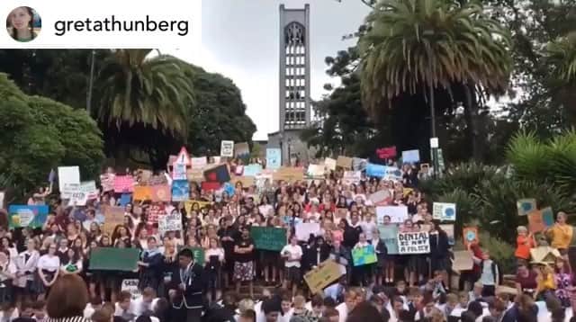 マチュー・フラミニのインスタグラム：「Who said it was wrong to fight for your future! First they ignore you, then they laugh at you, then they fight you, then you win. “Gandhi”🙏🏼 Full support to this generation of challengers standing up for Climate protection. 🌍💪🏽 #climatechange #climatestrike #fridaysforfuture」