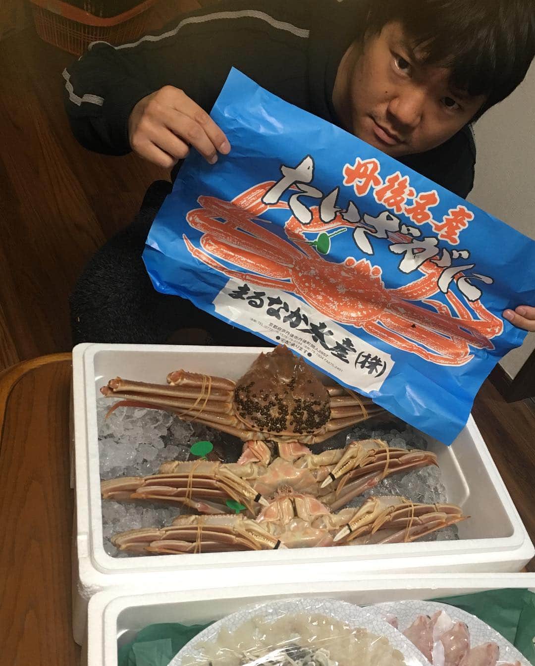 亀田大毅のインスタグラム：「世界一の蟹が届いた。  #まるなか水産 から 友達 #競馬#友達でもある @kanimax326  #最高の食材 #たいざがに #間人ガニ  #蟹 #ふぐ刺し #くえ  #3150 #感謝 #感激 #ありがとう 😊ごさいました！！」