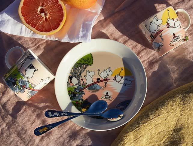 ムーミンさんのインスタグラム写真 - (ムーミンInstagram)「☀️😍Arabia’s summer seasonals 2019 continue with the second part of a six-piece series inspired by Tove Jansson’s Moomin comics! 😍 Based on the comic strip “Desert Island”, the illustration was first published in the English newspaper Evening News in 1955. 🏝The series is available for only a limited time!☝️More information at moom.in/summer2019 (link in bio)」3月15日 23時07分 - moominofficial