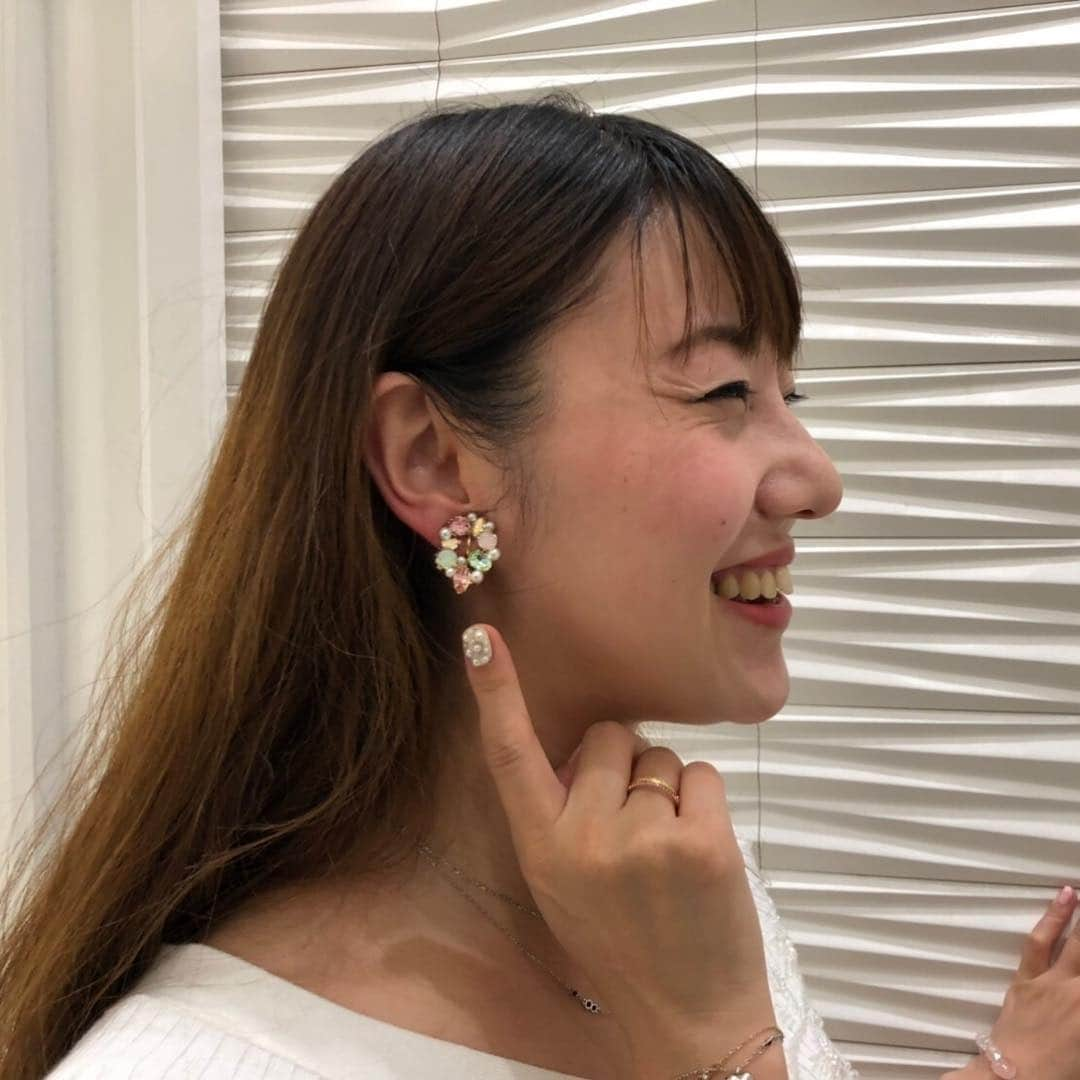 愛水せれ奈さんのインスタグラム写真 - (愛水せれ奈Instagram)「. 2019年3月28日(木)〜 #販売 させていただきますコレクションのご紹介🌟🌟🌟 本日は... #ピアス と#イヤリング です✨😄✨ . 1つ目のpink×greenは... 私が#宝塚歌劇団 に在団中、新調のお衣装でよくこの配色を着させて頂くことが多く、それによって大好きになった組み合わせです😋💓 . 2つ目のblue×whiteは... まさに私が在団していてこよなく愛している#星組 の組カラーをイメージさせて頂き作らせていただきました😊💕 purpleも少し入れてみました😄 . . どちらも#これからの季節にピッタリ だと思いますので見にいらしていただけたら嬉しいです😌🍒 . どうぞ宜しくお願い致します❤️ . . あと... #トークショー の販売からちょうど1週間経ちました✨🤗✨ 13:00の部は残りわずかとなり、 16:00の部はまだございますので 皆様のお越しを心よりお待ちしております😄💓 . . 受付アドレス：chouchou_shibuya@shibuyabooks.co.jp  メールにて下記の内容を記載の上ご応募ください。  ①  氏名（カタカナ フルネーム） ②  電話番号 ③  参加希望回、希望人数 （例)  ①シブヤ ハルコ  ②090-OOOO-OOOO  ③4月6日 星乃あんり 13時から　2名 ＊2日以内にCHOUCHOUから確定メールをお送りいたします。万が一届いていない場合は受付アドレスまで再度ご連絡ください。 ＊受付は開演30分前から行います ＊参加費のお支払いはトークショー当日B1Fイベントスペースにてお願いいたします （お支払いは現金のみとさせていただきます） ＊座席は自由席です ＊整理券は発行いたしません（先着順） ＊キャンセルされる場合は2 日前までにご連絡をお願い致します。イベント前日、当日のキャンセルは料金が発生いたします。あらかじめ了承ください。  ご不明な点はメールにてお問い合わせをお願いいたします。 . . 🌸2019年3/28(木)〜2019年4/3(水) 🌸#渋谷ヒカリエ 1階 🌸#chouchou (お店の名前です✨) 🌸#アクセサリー のお店です✨ @bijou_japan @chouchou_shibuya #hikarie #theaterouve #愛水せれ奈 #雪組 さん ❄️ #シアターオーブ にて ❄️ #20世紀号に乗って ❄️ 絶賛#公演中 ❣️❣️」3月15日 23時08分 - airi.aaari.aimi