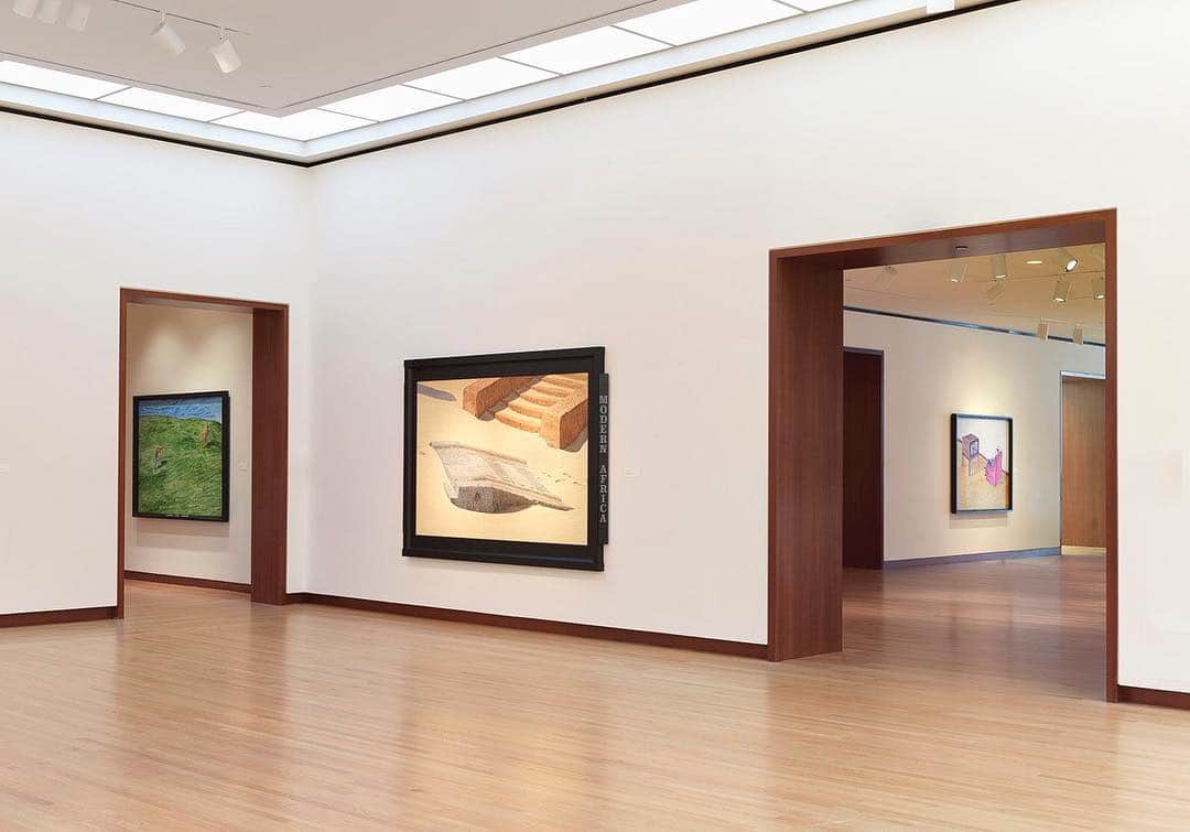 のインスタグラム：「“American Realist,” an extensive exhibition highlighting nearly five decades of Neil Jenney’s work, closes this weekend, March 17.  The show, which traces the evolution of Jenney’s career and explores persistent themes in his work, features more than twenty paintings dating from 1969 to 2016. Among the works on view at the New Britain Museum of American Art in Connecticut, are examples from Jenney’s 1969–70 series “Bad Paintings”—purposefully rough, gestural figurative images rendered in acrylic paint on canvas. Follow the link in our bio to learn more! __________ #NeilJenney #NBMAA #Gagosian @nbmaa56 Installation views, “American Realist,” November 2, 2018–March 17, 2019. Artwork © Neil Jenney. Photos: Rob McKeever」