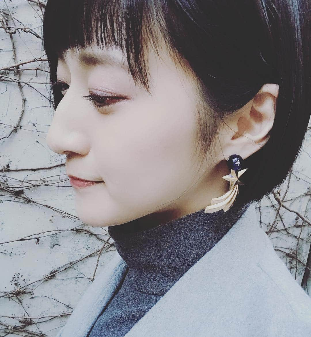 松原凜子さんのインスタグラム写真 - (松原凜子Instagram)「♡﻿ ﻿ センスがスーパーハイパーアンビリーバボーに素晴らしい萌花@mocaparty2 に、「あなたはいつもどこでアクセサリーの素材を買ってるの？」と訊ねると一緒に行こう〜！と言ってくれて、恐れ多いわ😱と思っていたら「因みにこの中でどれが好き？」と聞かれ、萌花手作りのピアスたちの中から選んだら、まさかのお誕生日プレゼントとして送ってくれました😭﻿ ﻿ ぐっ……😭﻿ ﻿ 私も作れるようになったらとびきり可愛いのをプレゼントしたい😭﻿ ﻿ ﻿ 皆さん、萌花のアクセサリーは本当にどれも最高に可愛いので見てみてね♪﻿ ﻿ #mocaparty1996」3月15日 23時11分 - rinko_matsubara