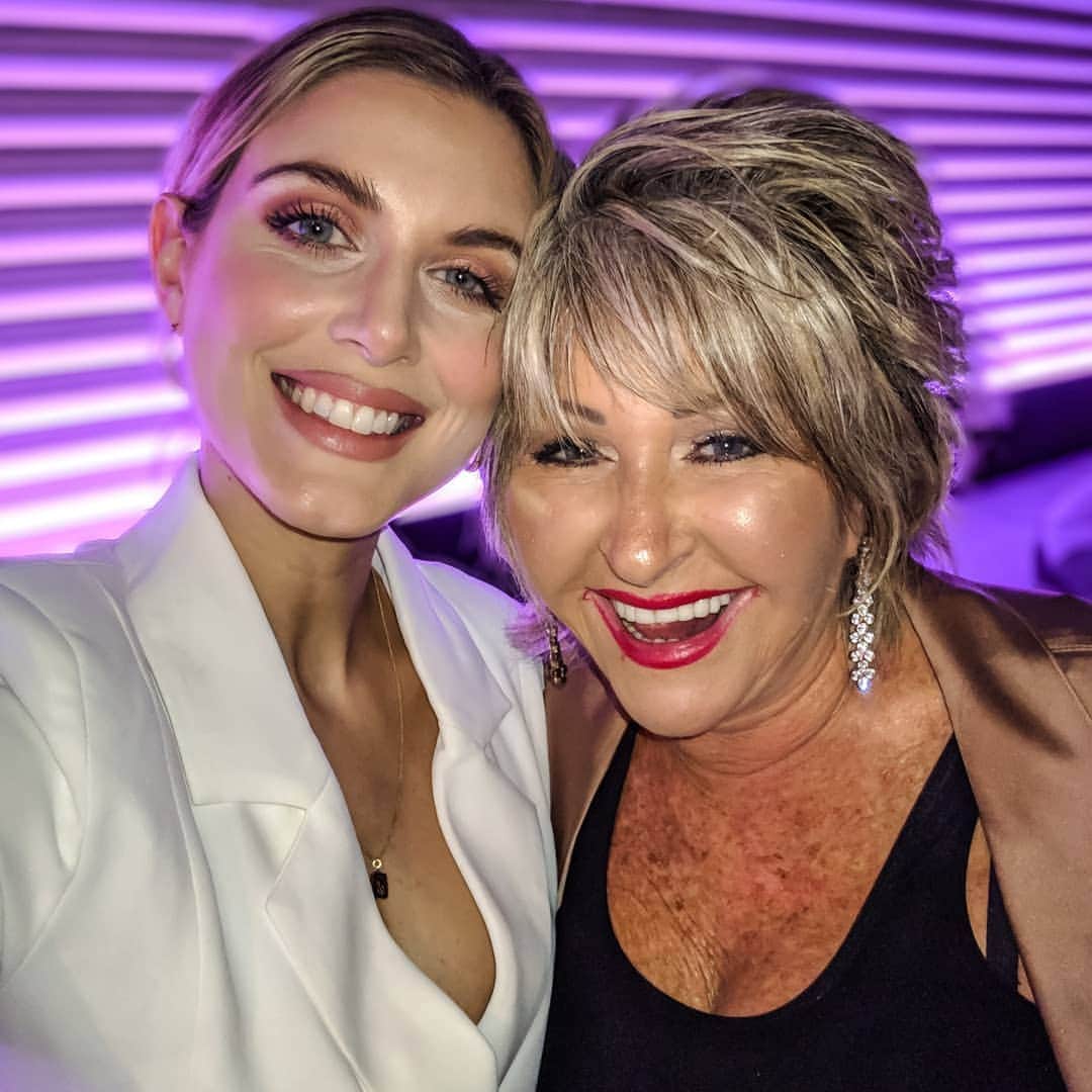 Ashley Jamesさんのインスタグラム写真 - (Ashley JamesInstagram)「If you want to have the most fun EVER I thoroughly recommend going to @stk.london. The food was absolutely incredible, the music and atmosphere even better! What a fun night catching up with @maggieoliveruk! 🥂👯‍♂️ Now I'm struggling through my day on 2 hours sleep as I drunkenly decided to stay up and hang all my photos in the corridor and watch the Bachelor. Who else has seen the final? No spoilers, but do you think he picked the right girl? 😱」3月15日 23時12分 - ashleylouisejames