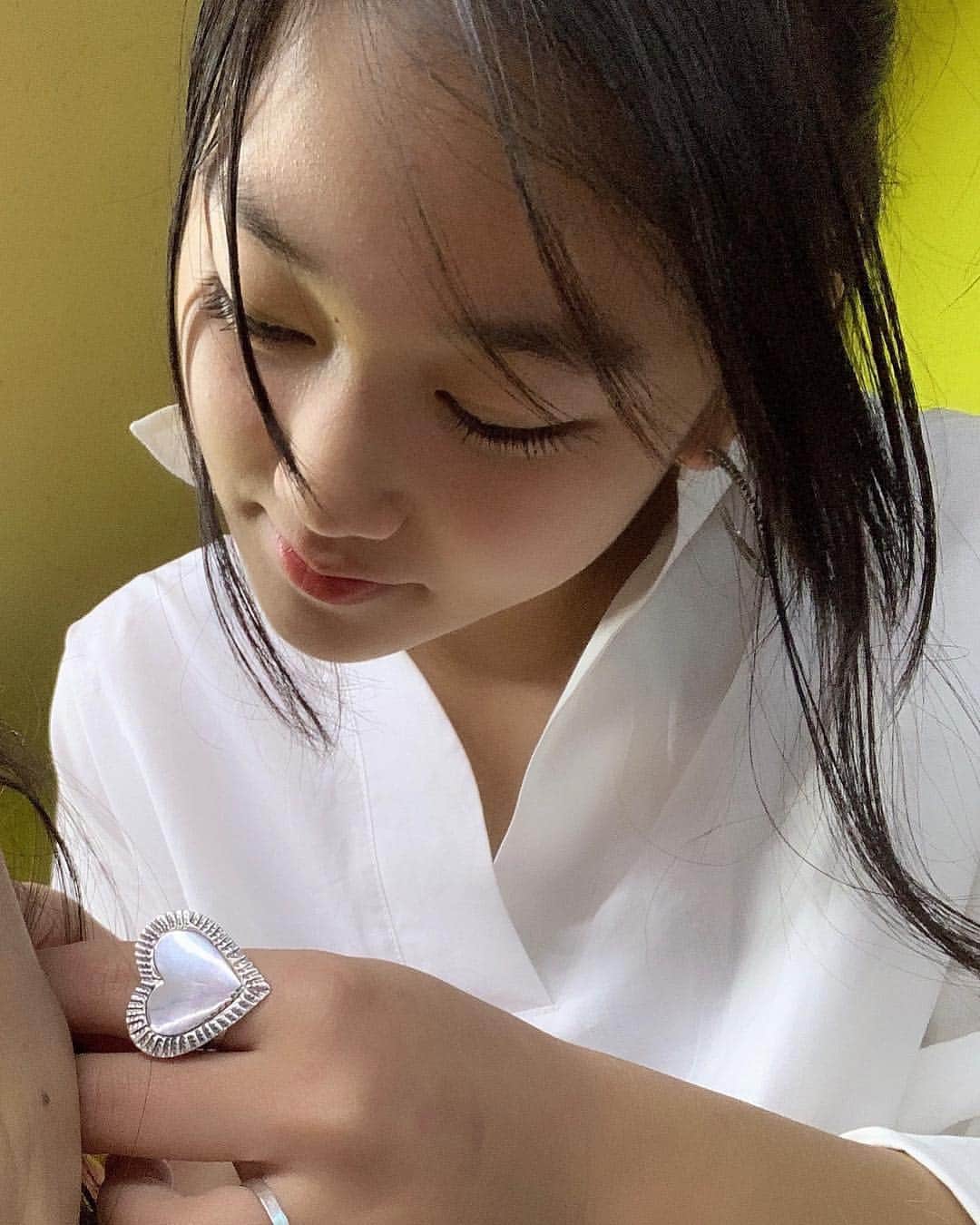 のインスタグラム：「お気に入りの1枚☺️ ☆ バイトかけ持ちして本当に頑張ってるひなせ👏 ☆ 少しづつ自立してくれて母ちゃん助かります🙏🏼💦そして1日何回も小さな事でも「毎日ありがとう」「いつもありがとう」って言ってくれるひなせ。 ☆ ☆ まる子の事も誰よりも1番大切に想ってくれて本当に姉妹愛にキュンキュンする。だからひなせが大切に想う人はママも全力で大切にする。 ☆ ☆ やっぱりお金も死ぬ程大切だけど、愛こそ全てですな。感謝の気持ちを大切に！ ☆ ☆ いつもありがとう🥰口の悪い親子だけどこれからも沢山の愛を大切に生きていこう！ ☆ 皆さん素敵な華金を😘おやすみなさい🌗😌💤💤 ☆ ☆ #娘#16歳#jk#1番の理解者#いつもありがとう#girl#大好きな写真#多感な年頃#でも#そんなの関係ねぇ#愛こそ#全て#幸せ #笑いの#絶えない#我が家#豪快に笑う#母ちゃんです」