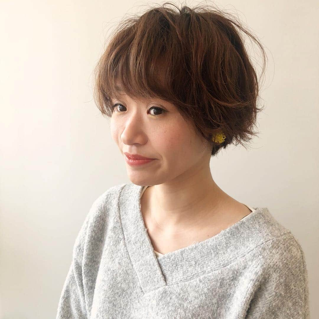 豊田市美容院さんのインスタグラム写真 - (豊田市美容院Instagram)「こんばんは☺️✨ 若林店の坂口です！ . . この1枚目の表情がとっても可愛いくておきにいり😍 . 春ヘアにチェンジした素敵なRさんです🙏✨ . . . 今日はイエローのスカートがとっても春らしくて可愛くて🙌🌸💛 . . テーマもあったので🤭 前回のパーマを生かして襟足は少し短く、 前髪は柔らかい雰囲気なるようにカット✂️💕 . . カラーはピンクベージュです🙆‍♀️ . . おまけに…💁‍♀️ イエローのシャドウを目の下に少し足して、オレンジのリップを足しました☺️🍊💄 ワクワクしながら春メイクしたのがとっても楽しかったです！ . . . ヘアだけでなく、メイク、スタイリングのアドバイスもさせていただきます！✨ . . Rさんいつもありがとうござたあます！🙇‍♀️🌸 . . #豊田市#豊田美容室#若林#八橋#中根#サロンドかづみ#kazumi#ヘアー#ヘアセット#hair#ヘアアレンジ#ヘアメイク#ヘアスタイル#ヘアカラー#イルミナカラー#ファッション#着付け#サロンスタッフ募集#ボブ#ショート#ボブパーマ#春カラー#おしゃれママ#イエロー#オレンジ#メイク」3月15日 23時23分 - salondekazumi