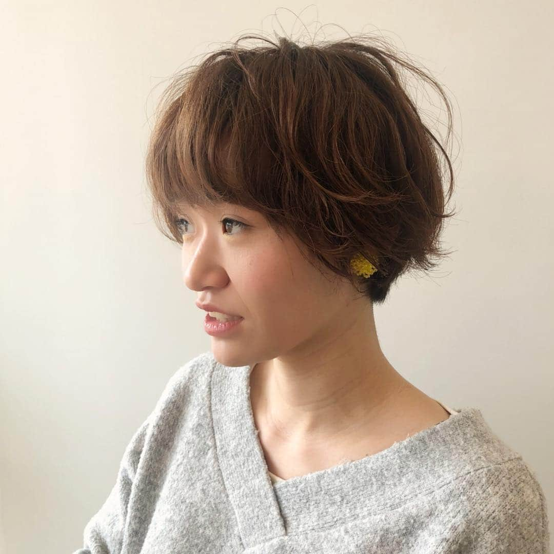 豊田市美容院さんのインスタグラム写真 - (豊田市美容院Instagram)「こんばんは☺️✨ 若林店の坂口です！ . . この1枚目の表情がとっても可愛いくておきにいり😍 . 春ヘアにチェンジした素敵なRさんです🙏✨ . . . 今日はイエローのスカートがとっても春らしくて可愛くて🙌🌸💛 . . テーマもあったので🤭 前回のパーマを生かして襟足は少し短く、 前髪は柔らかい雰囲気なるようにカット✂️💕 . . カラーはピンクベージュです🙆‍♀️ . . おまけに…💁‍♀️ イエローのシャドウを目の下に少し足して、オレンジのリップを足しました☺️🍊💄 ワクワクしながら春メイクしたのがとっても楽しかったです！ . . . ヘアだけでなく、メイク、スタイリングのアドバイスもさせていただきます！✨ . . Rさんいつもありがとうござたあます！🙇‍♀️🌸 . . #豊田市#豊田美容室#若林#八橋#中根#サロンドかづみ#kazumi#ヘアー#ヘアセット#hair#ヘアアレンジ#ヘアメイク#ヘアスタイル#ヘアカラー#イルミナカラー#ファッション#着付け#サロンスタッフ募集#ボブ#ショート#ボブパーマ#春カラー#おしゃれママ#イエロー#オレンジ#メイク」3月15日 23時23分 - salondekazumi