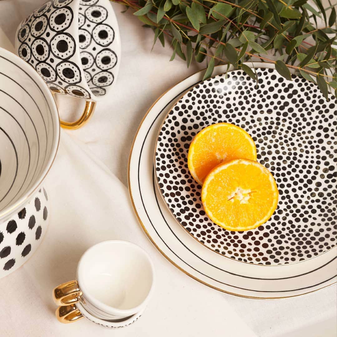 のインスタグラム：「MAISON BENSIMON Nouveauté Bensimon notre offre de vaisselle se la joue graphique. Faites main, cette collection en grès est dorée à la feuille d'or, chaque motif noir & blanc est unique puisque peints également à la main ✨ 🇬🇧New in ! This collection of crockery plays the graphic card. Handmade, made in stoneware this collection with gild finish is unique because every black & white pattern are hand-painting. #bensimon #moisdeladeco #maisonbensimon #handmade」