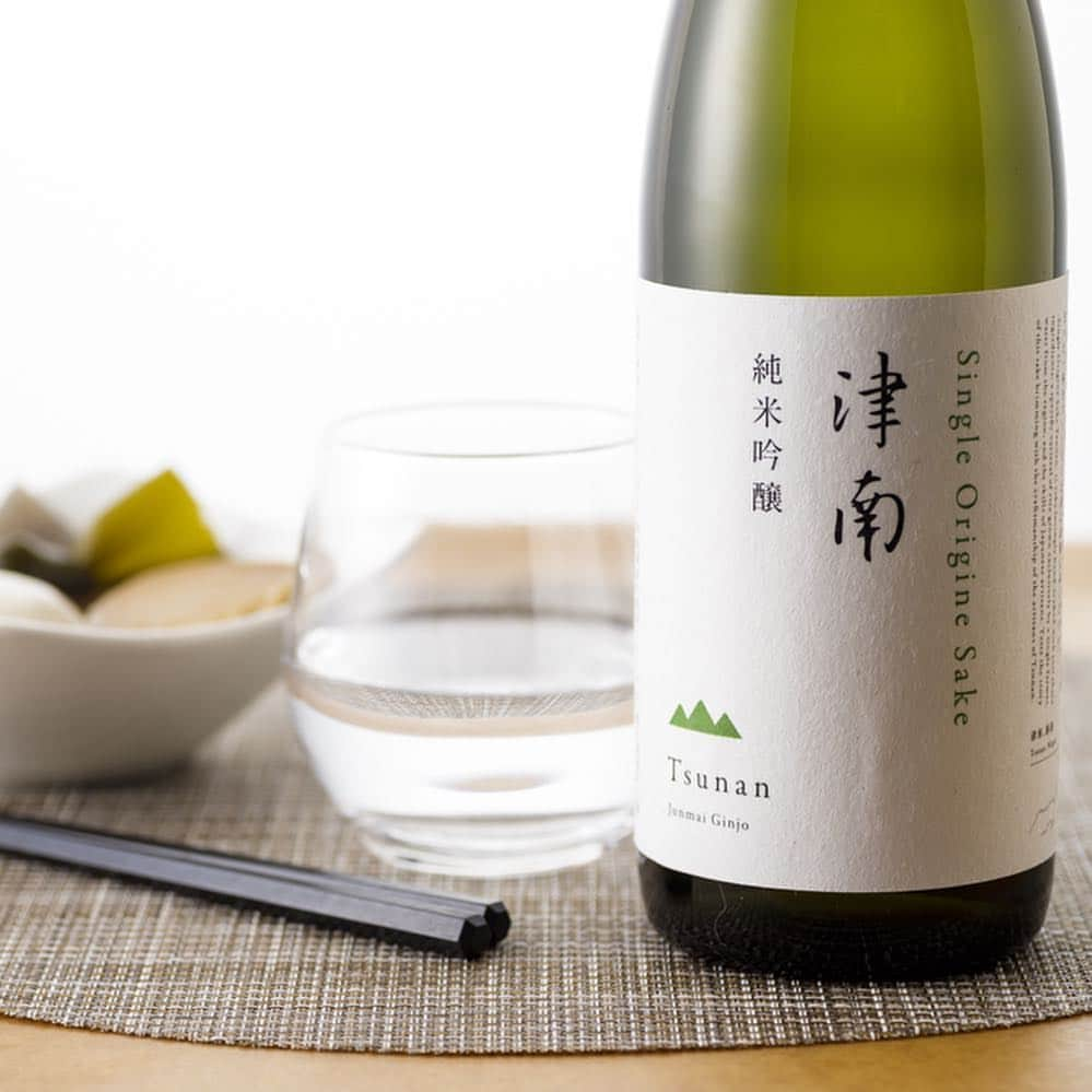 KURAND@日本酒飲み放題さんのインスタグラム写真 - (KURAND@日本酒飲み放題Instagram)「「Single Origine Sake 津南」は、津南が育んだ水と単一農家が造る同一品種の米だけを原料に使用し、日本の職人の技術によって手作業で心を込めて生み出された日本酒です。﻿ ﻿ 全国トップクラスの品質を誇る津南の五百万石と、名水百選にも選ばれた天然の湧き水を原料に、津南の自然環境を生かした酒造りの中で“津南の味”の再定義を目指しました。上品で滑らかな米の甘みを愉しめる津南のあたらしい一杯をお愉しみください。﻿ ﻿ #KURAND #クランド #kurandsakemarket #日本酒 #sake #酒 #日本酒女子 #日本酒🍶 #日本酒バー #日本酒好きな人と繋がりたい #日本酒大好き #お酒好きな人と繋がりたい #お酒好き女子 #お酒好き #お酒 #酒スタグラム #sakegram #sakestagram #sakebar #津南 #新潟県」3月15日 23時17分 - kurand_info