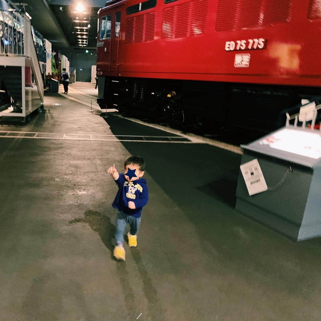小池真友さんのインスタグラム写真 - (小池真友Instagram)「鉄道博物館から見えた生のはやぶさとこまちに大興奮 いつか乗りたいねぇ。 電車大好きだなぁ😂✨ . #鉄道博物館 #大宮鉄道博物館 #はやぶさ #こまち #プラレール #男の子兄弟 #電車大好き」3月15日 23時18分 - koikemayu_