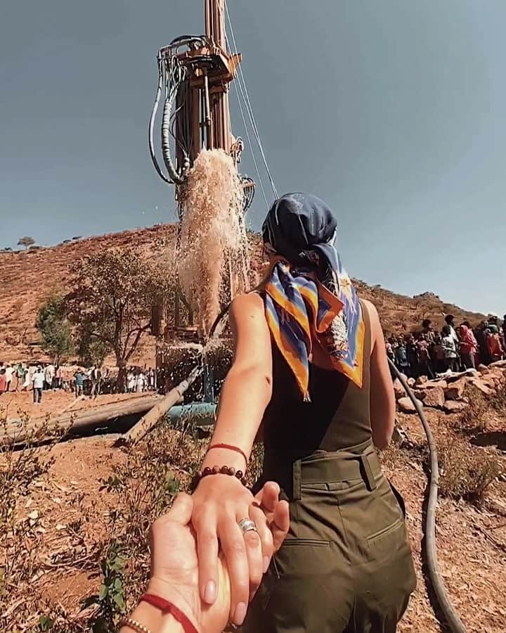 Murad Osmannのインスタグラム：「#followmeto Ethiopia with @natalyosmann . Here we are at the site where the water well drilling rig hits the water. After several hours the water would be more clear and the great team of local heroes from REST would install a well there. These people would work 29 out of 30 days a month moving from one location to another. Check our link in bio for a video about @charitywater ❍❍❍❍❍❍❍❍❍❍❍❍❍❍❍❍❍❍❍❍❍❍ #следуйзамной в Эфиопию с @natalyosmann. Тут мы находимся на месте, где только что пробурили скважину с водой. Через пару часов вода будет прозрачнее и безопасная к потреблению. Замечательная команда местных героев из REST построит тут колодец. Эти люди работают 29 из 30 дней в месяц.  Посмотрите видео по ссылке в био чтобы понять всё об организации」